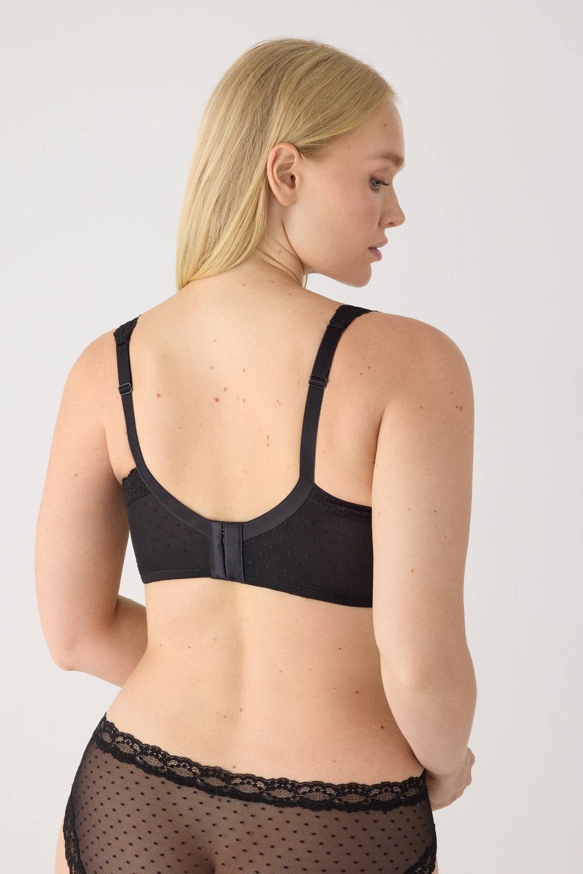 Black lace full-cup underwired padded bra | Paula Echevarria