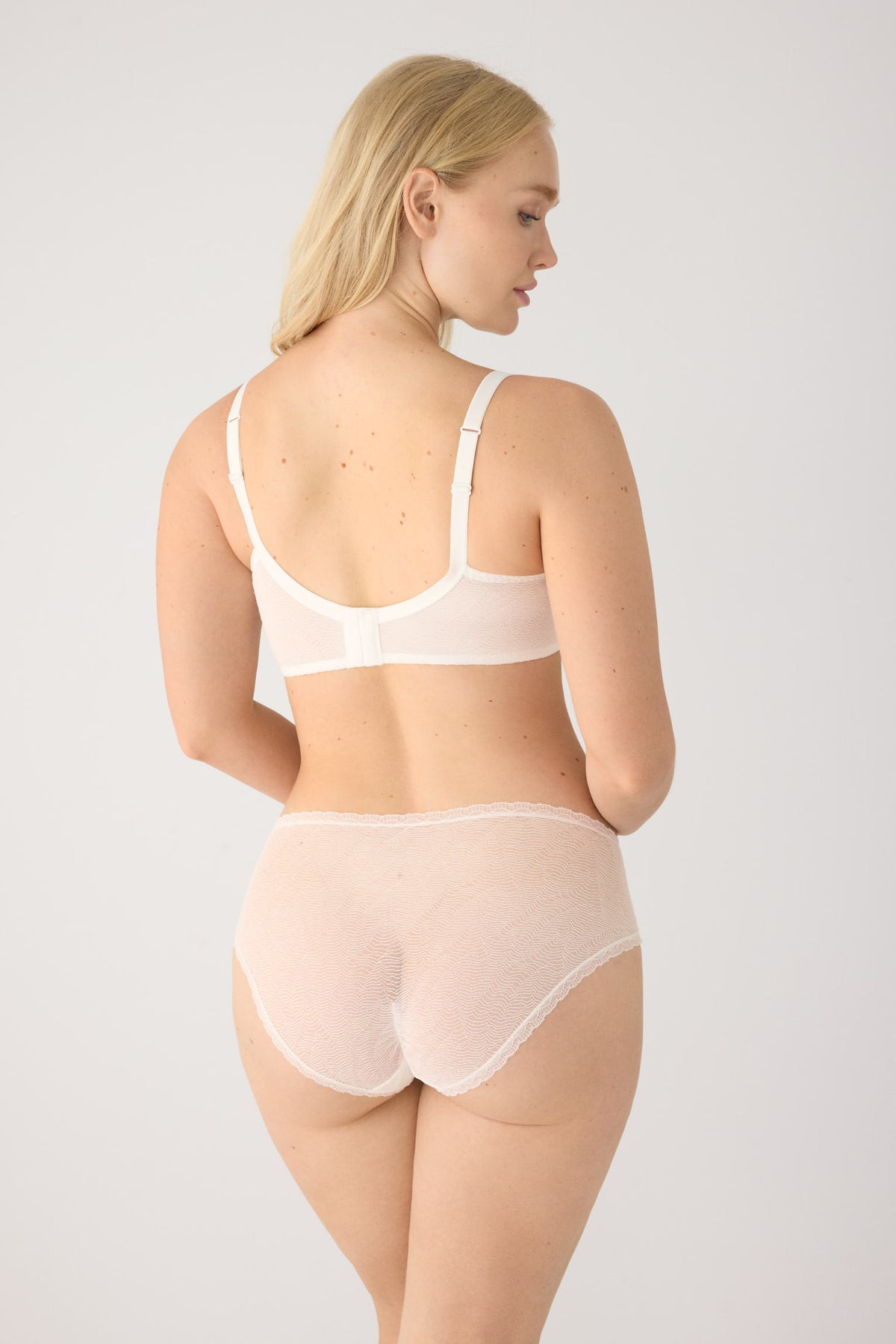 Ivory textured full-cup underwired padded bra and midi briefs set