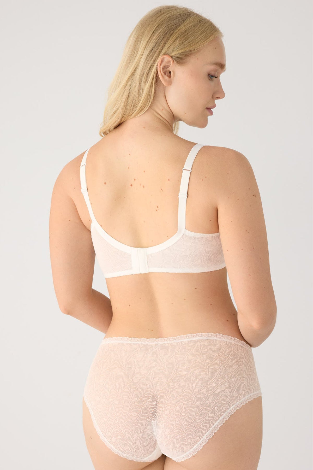 Ivory full-cup underwired padded bra with textured band