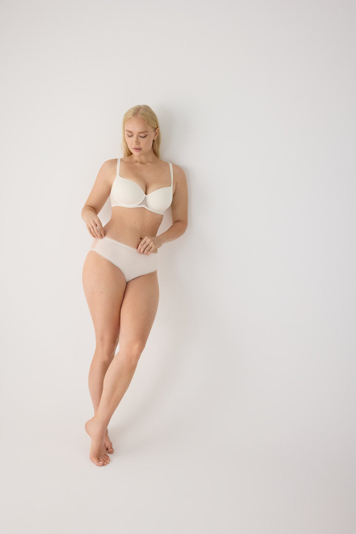 Ivory textured full-cup underwired padded bra and midi briefs set