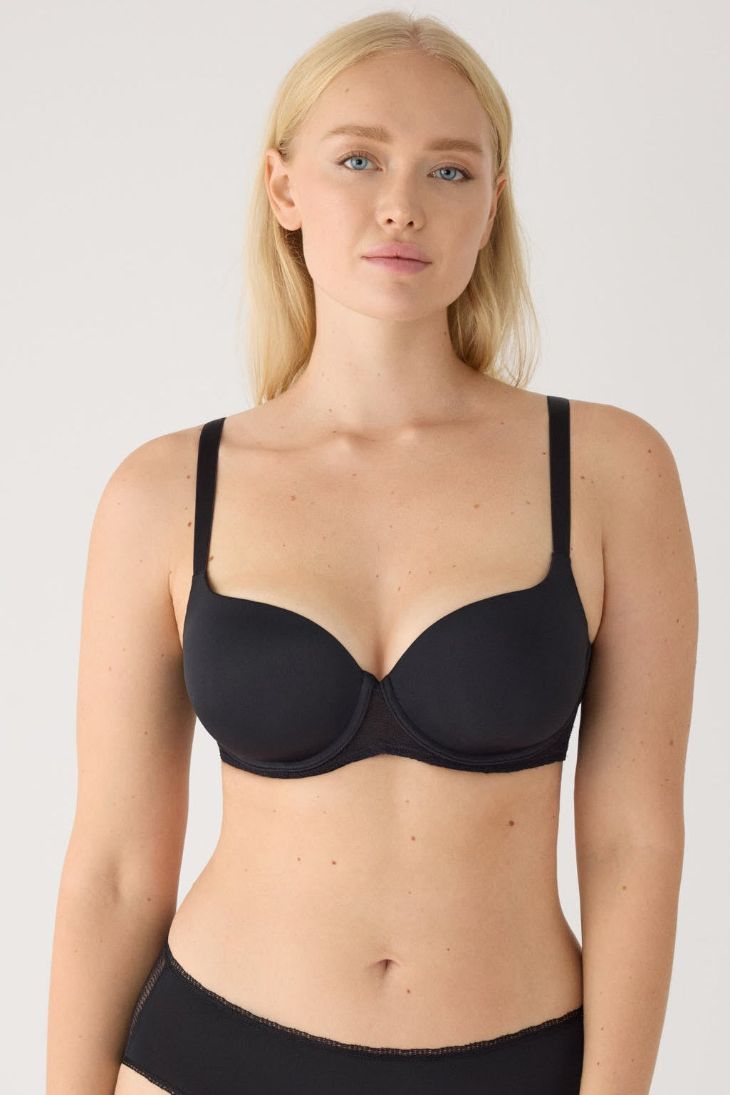 Black full-cup underwired padded bra with textured band
