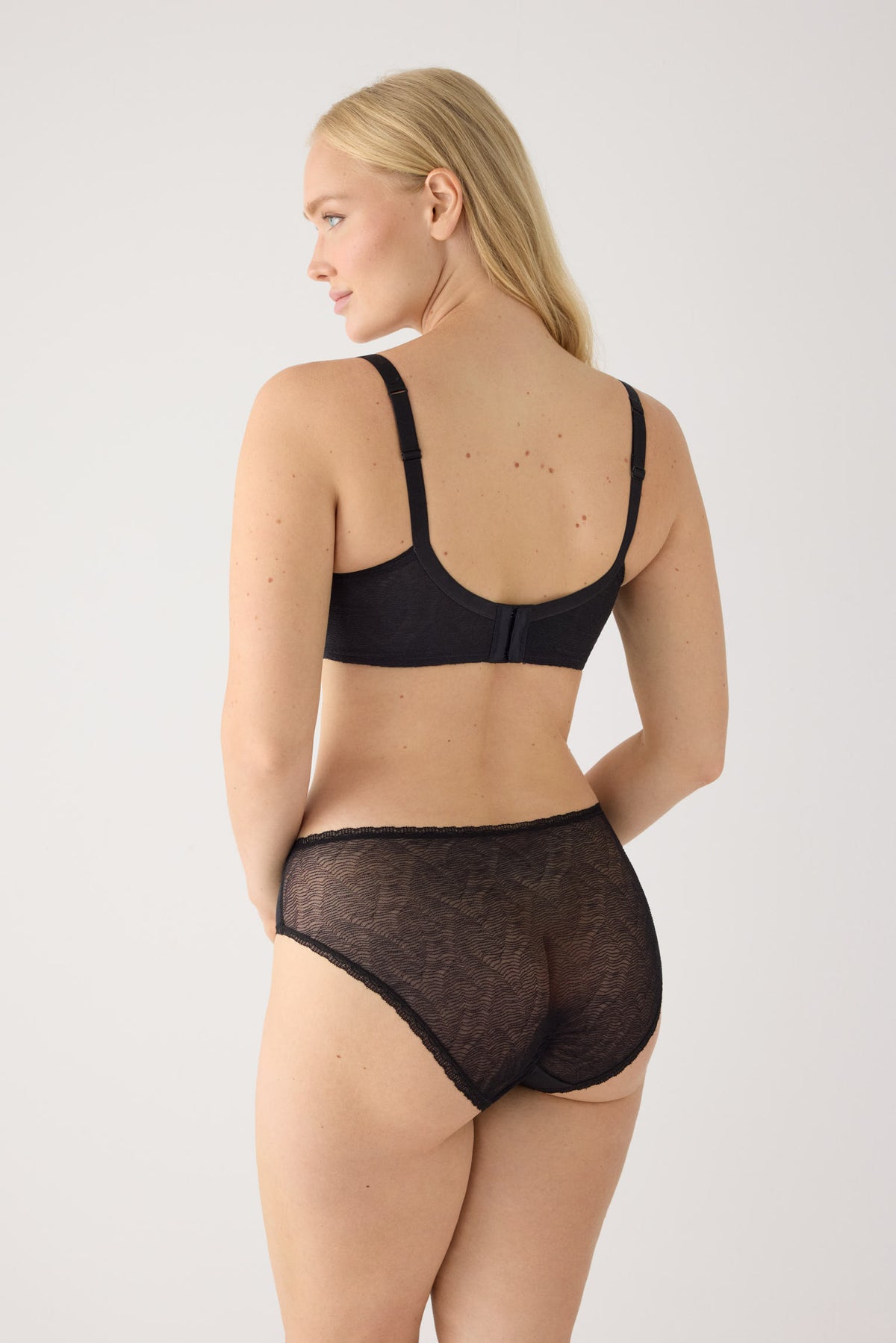 Black full-cup underwired padded bra with textured band