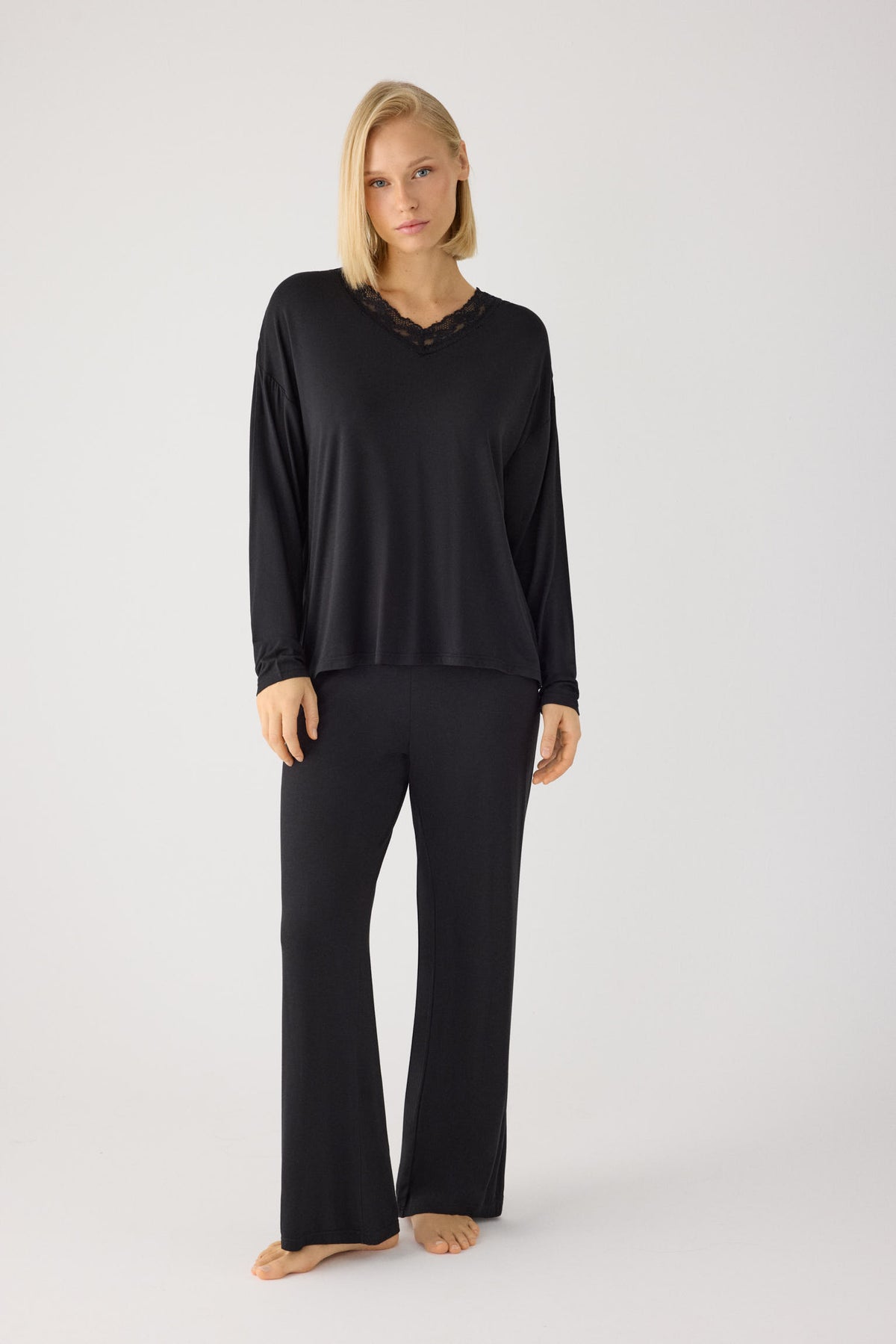 Lightweight soft women's long pyjamas with black wide-leg trousers