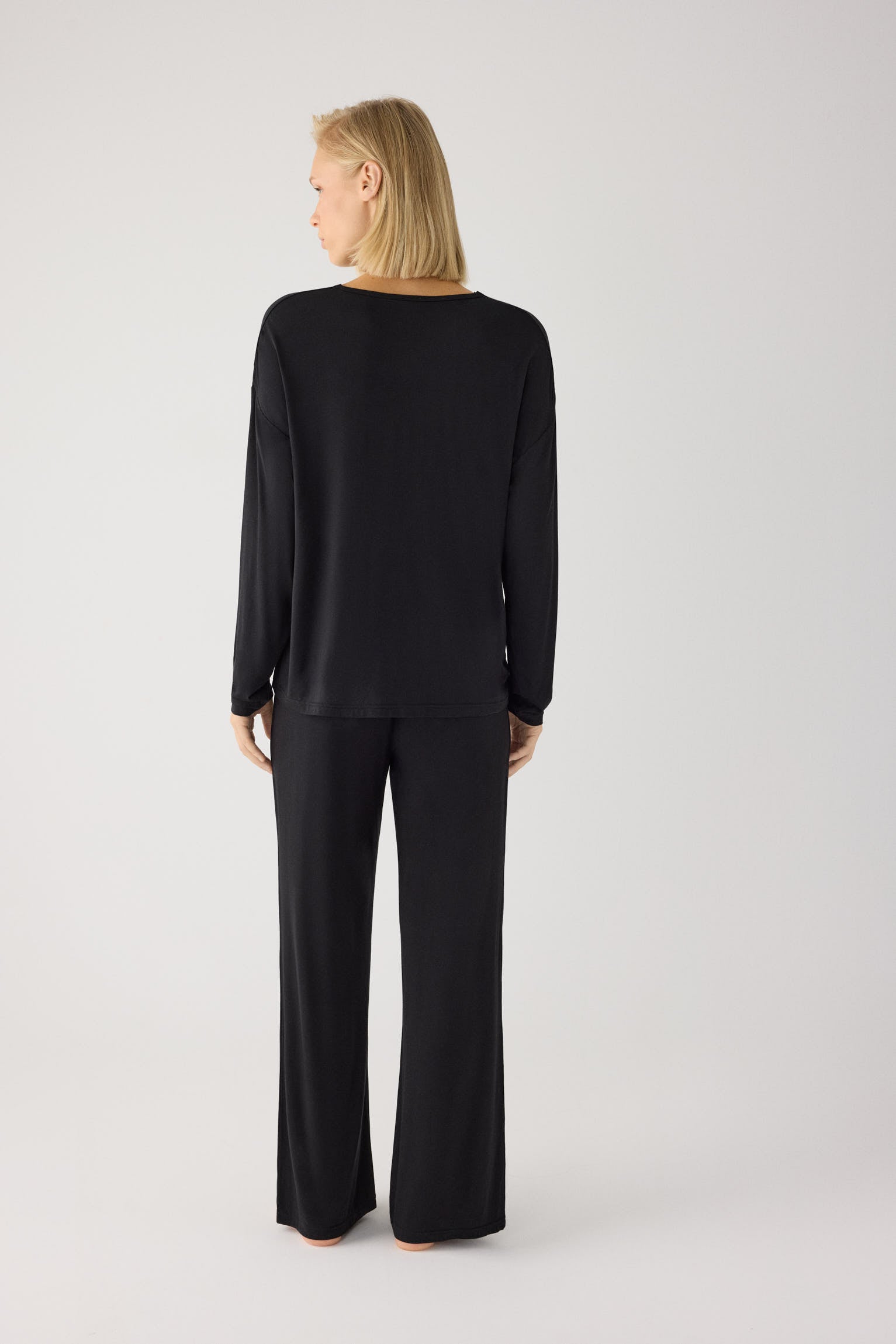 Lightweight soft women's long pyjamas with black wide-leg trousers
