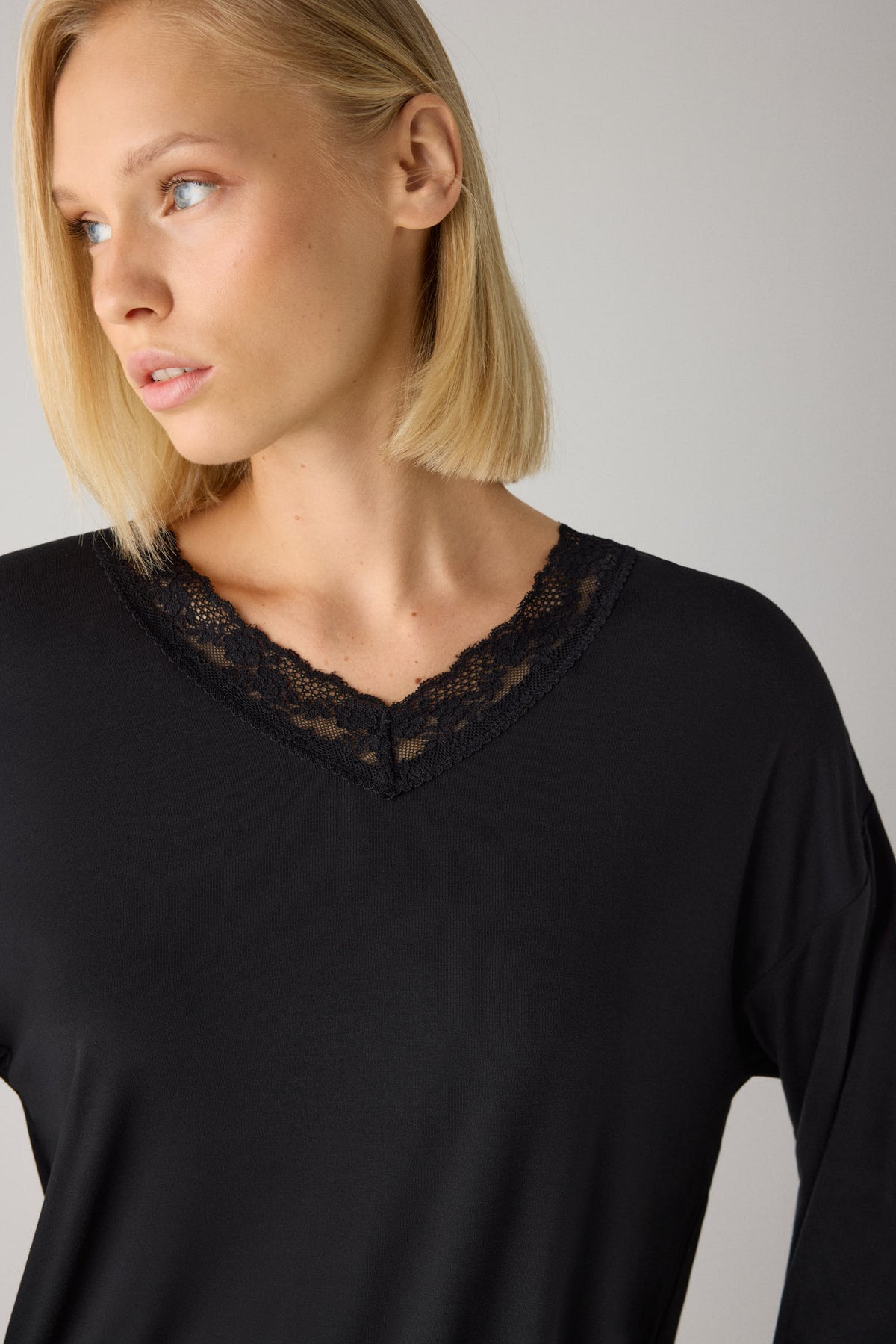Lightweight soft women's long pyjamas with black wide-leg trousers