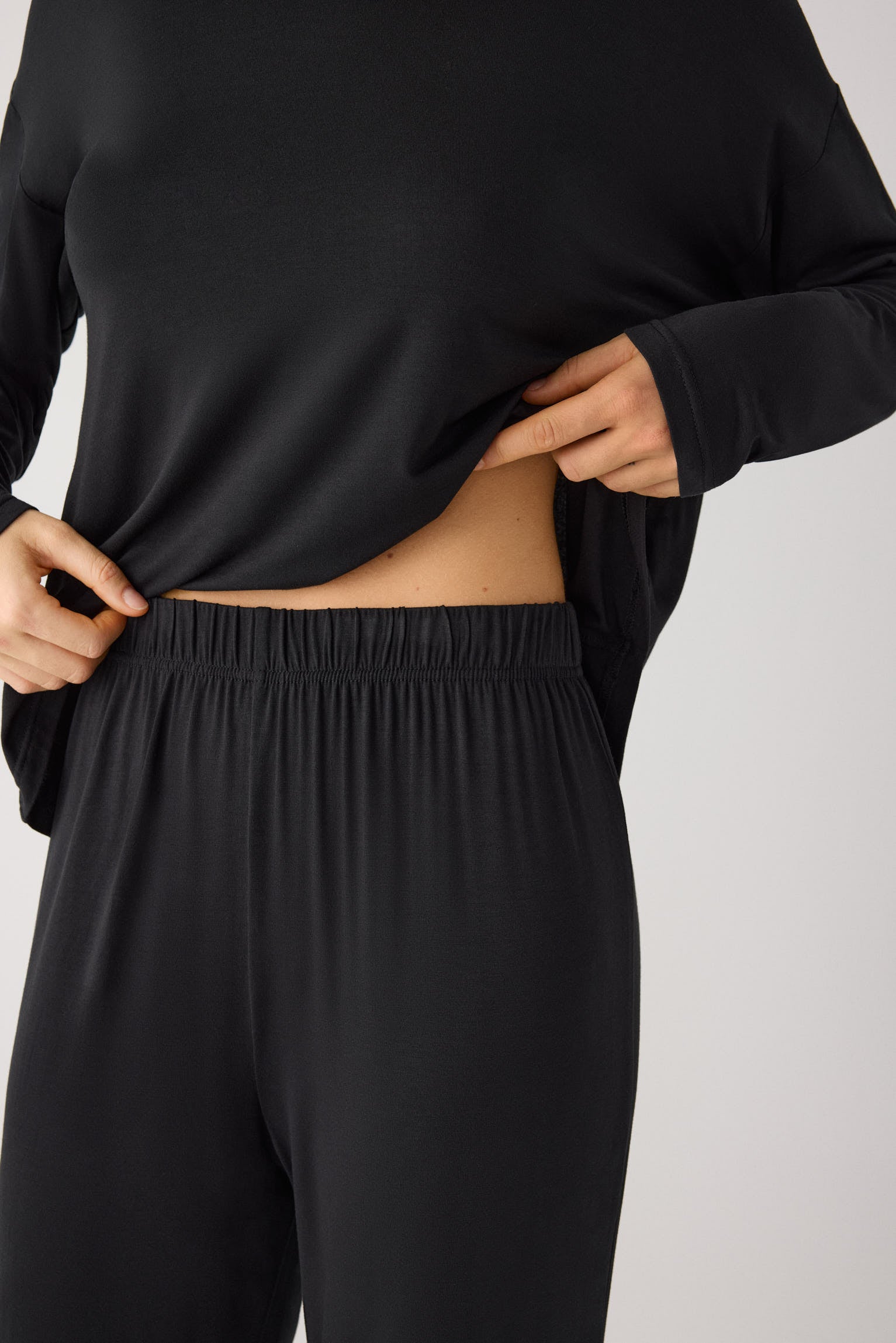 Lightweight soft women's long pyjamas with black wide-leg trousers