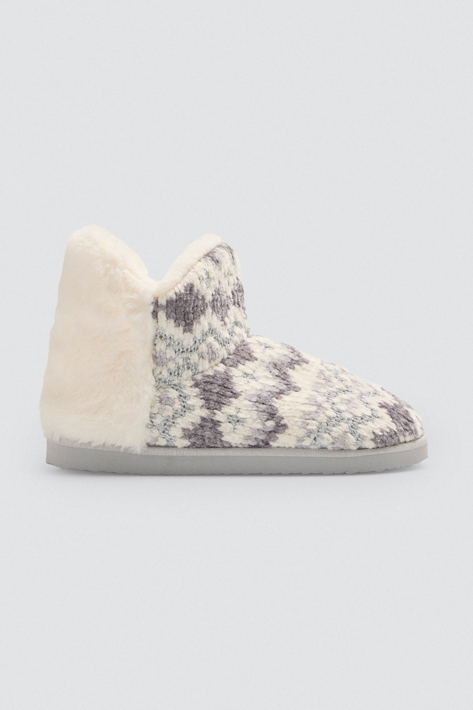 14164-1-botas-de-casa-detalle-pelo-estampado-etnico