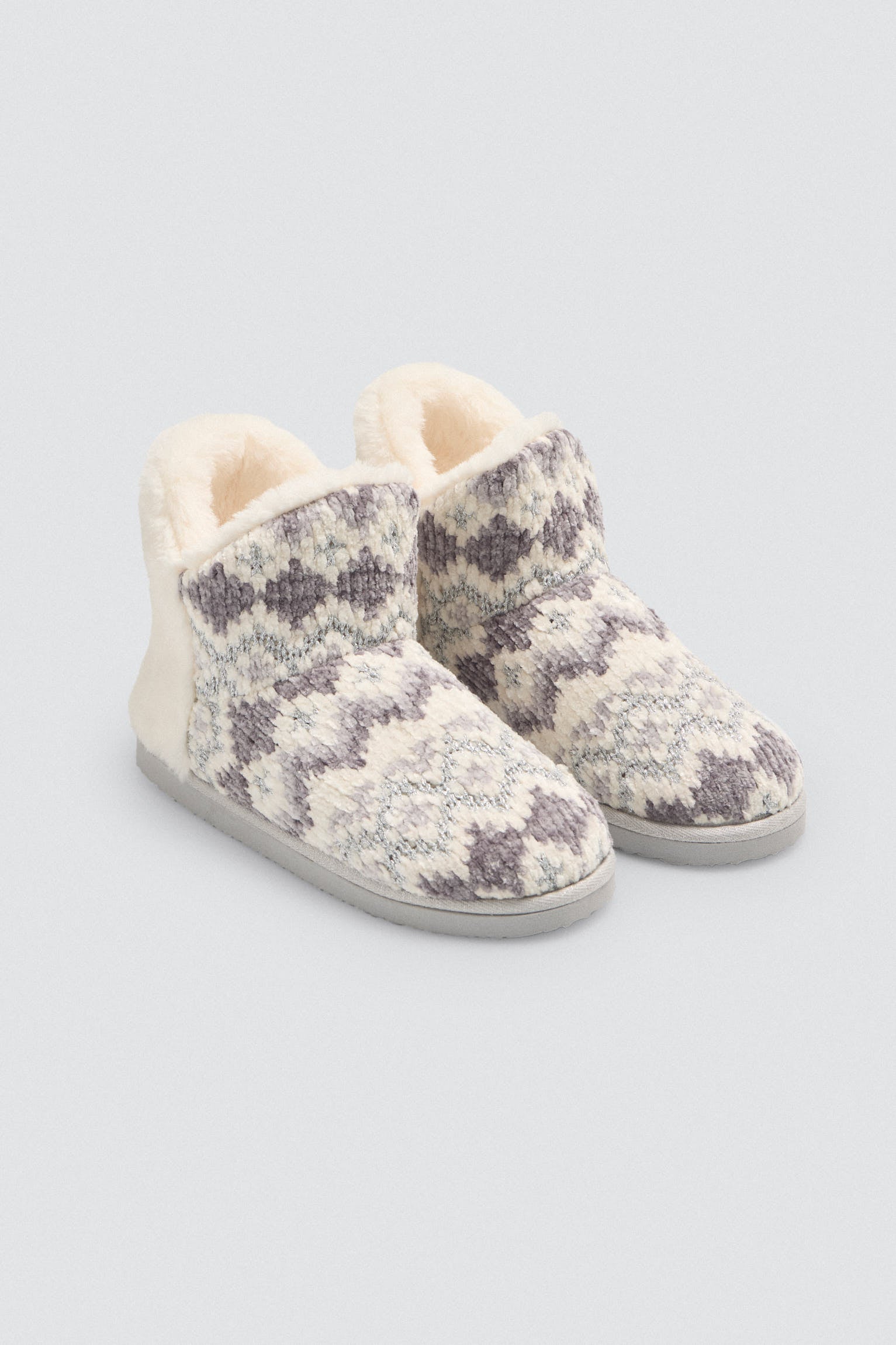 14164-2-botas-de-casa-detalle-pelo-estampado-etnico