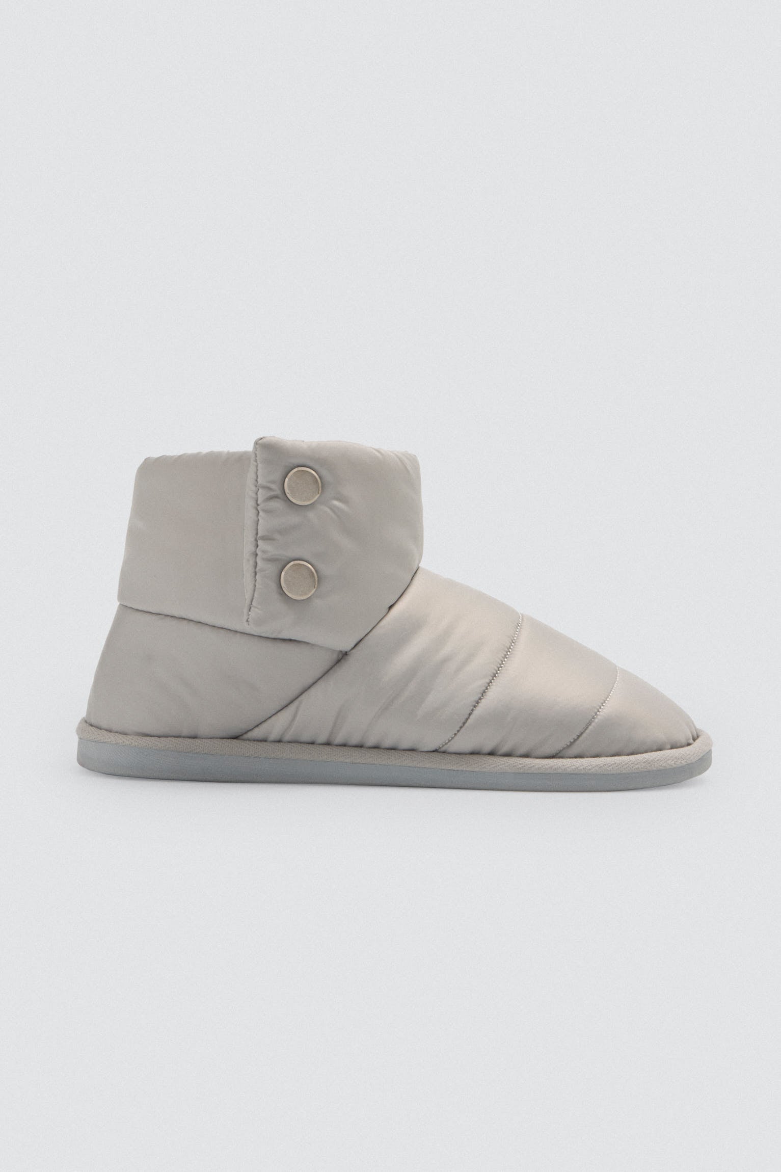 14172-1-botas-de-casa-acolchadas-botones-decorativos
