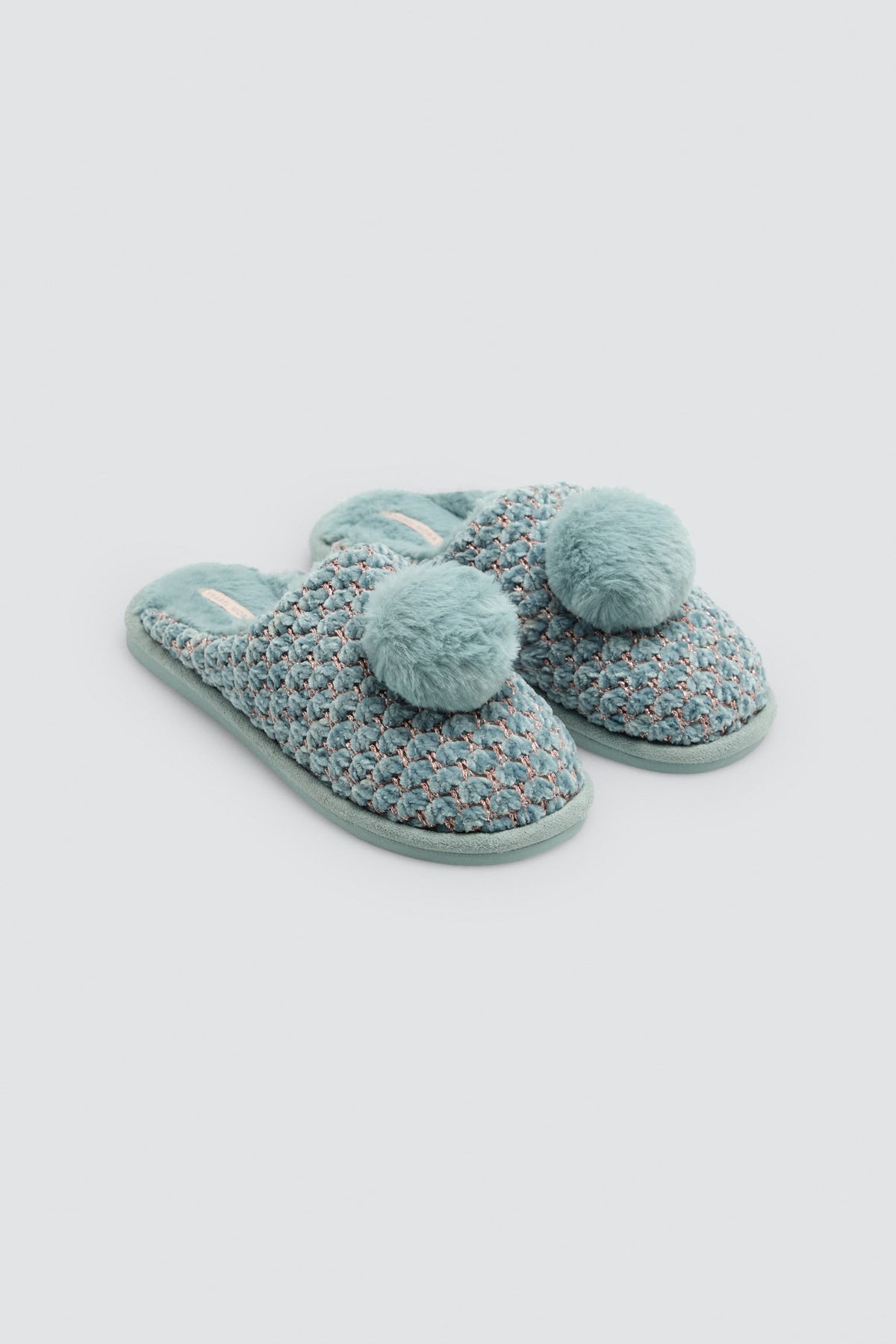 14191-zapatillas-de-casa-mujer-de-borreguito-con-hebilla-blancas