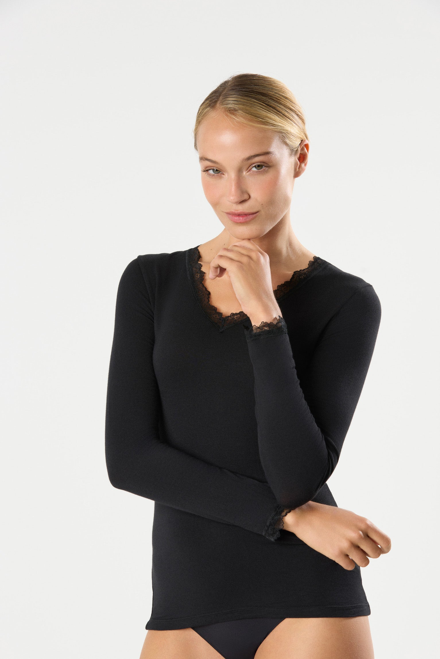 Black bamboo long-sleeved undershirt