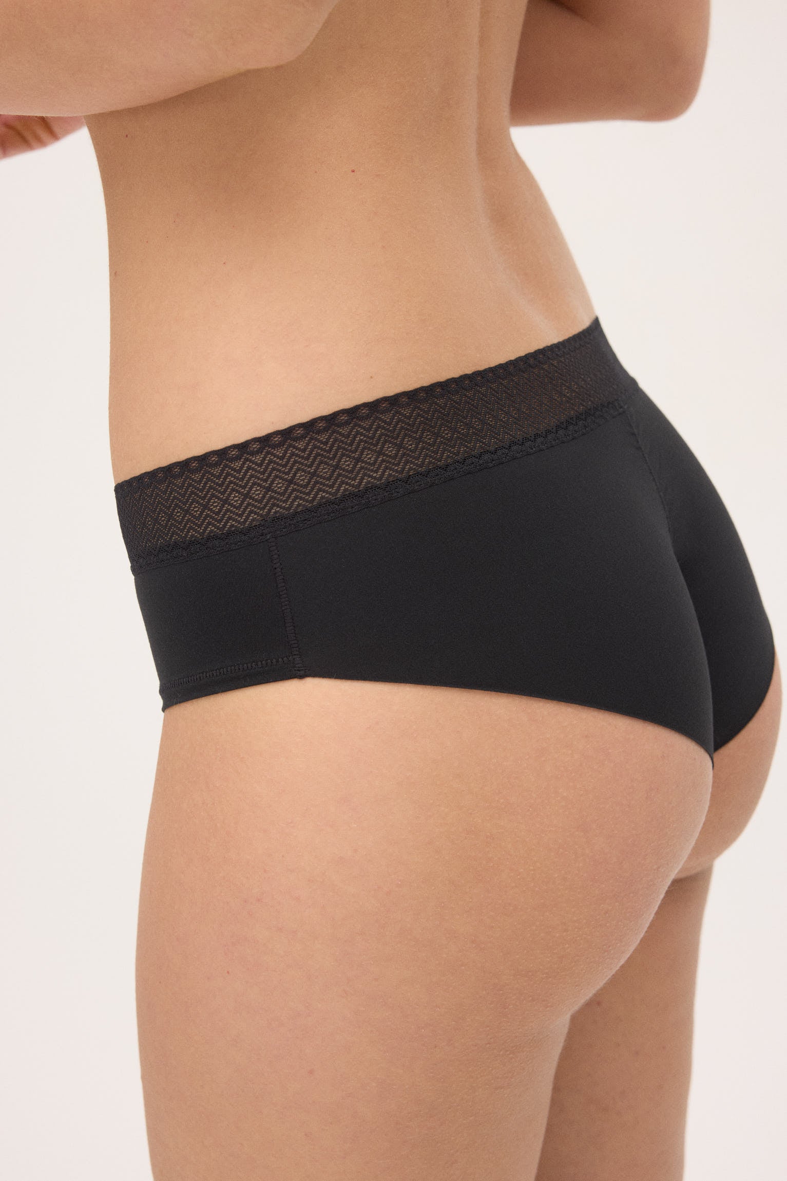 braga-midi-brasilena-adapt-elastica-con-acabados-invisibles-negra-ysabel-mora