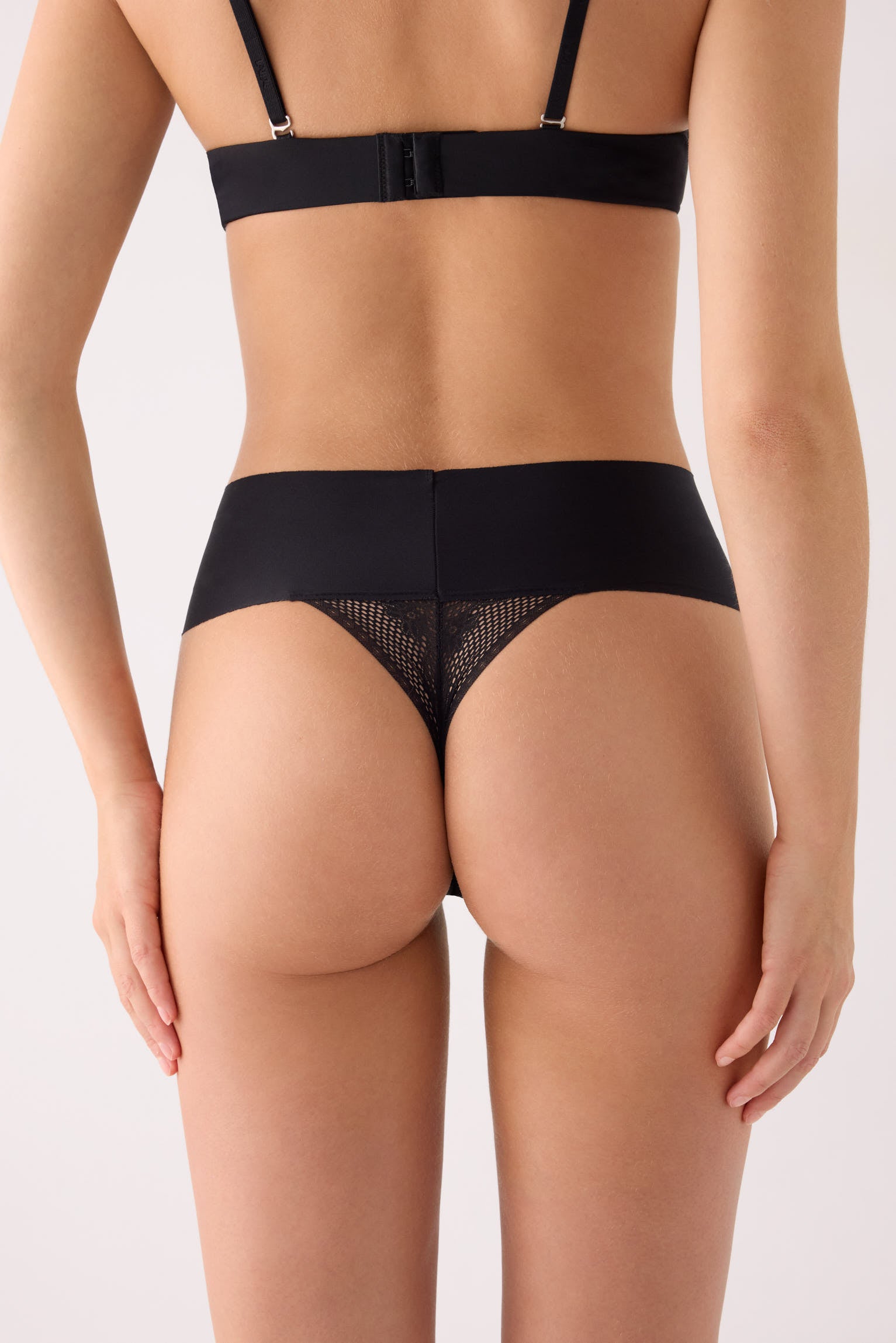 PRE-ORDER High-rise thong  black