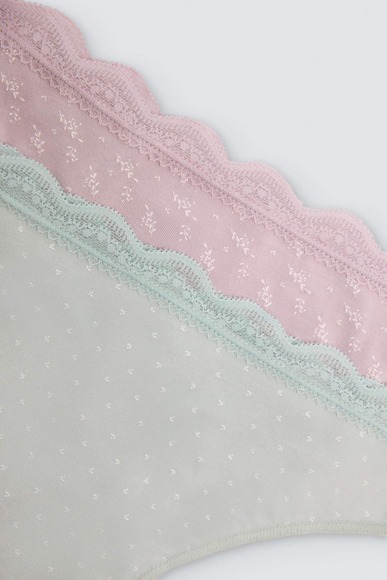 Pack of 2 printed cotton thongs with lace trim, multicolour