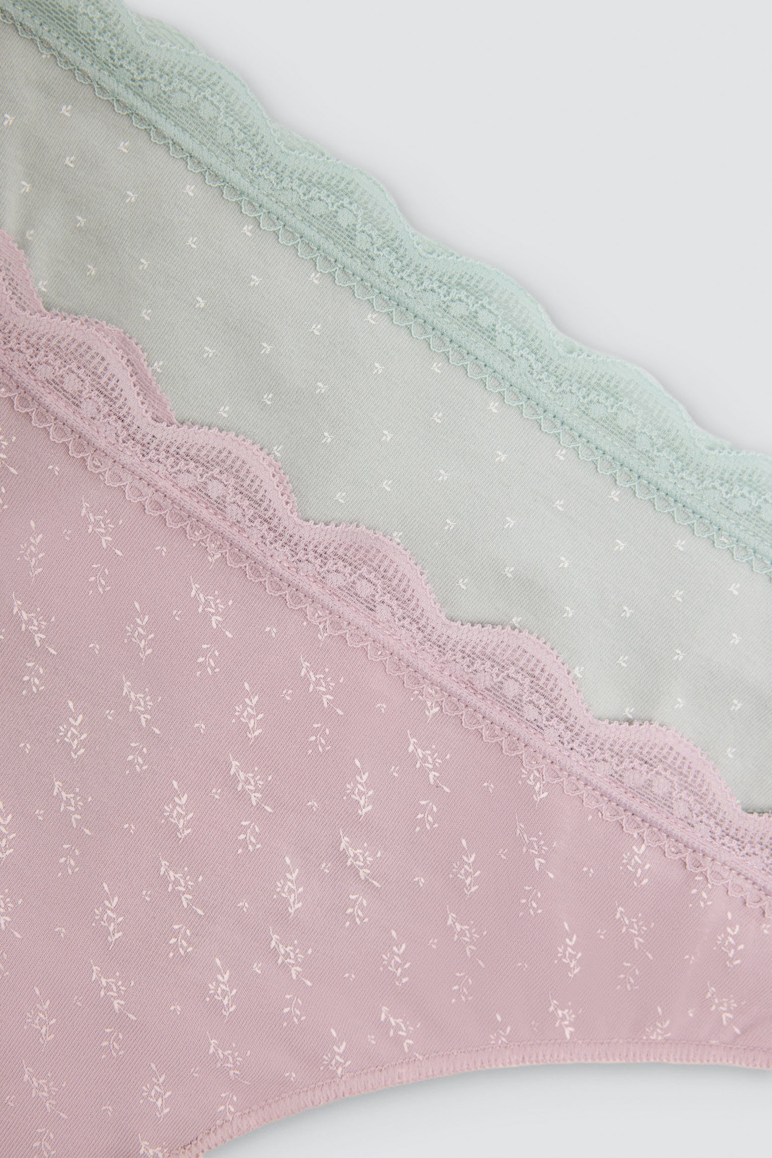 Pack of 2 printed cotton thongs with lace trim, multicolour