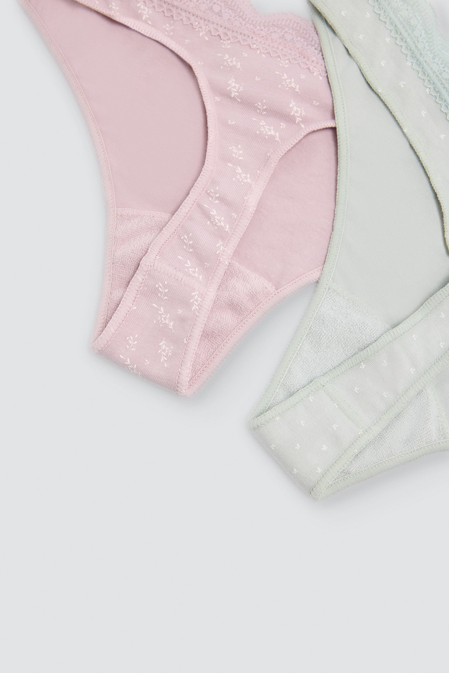 Pack of 2 printed cotton thongs with lace trim, multicolour