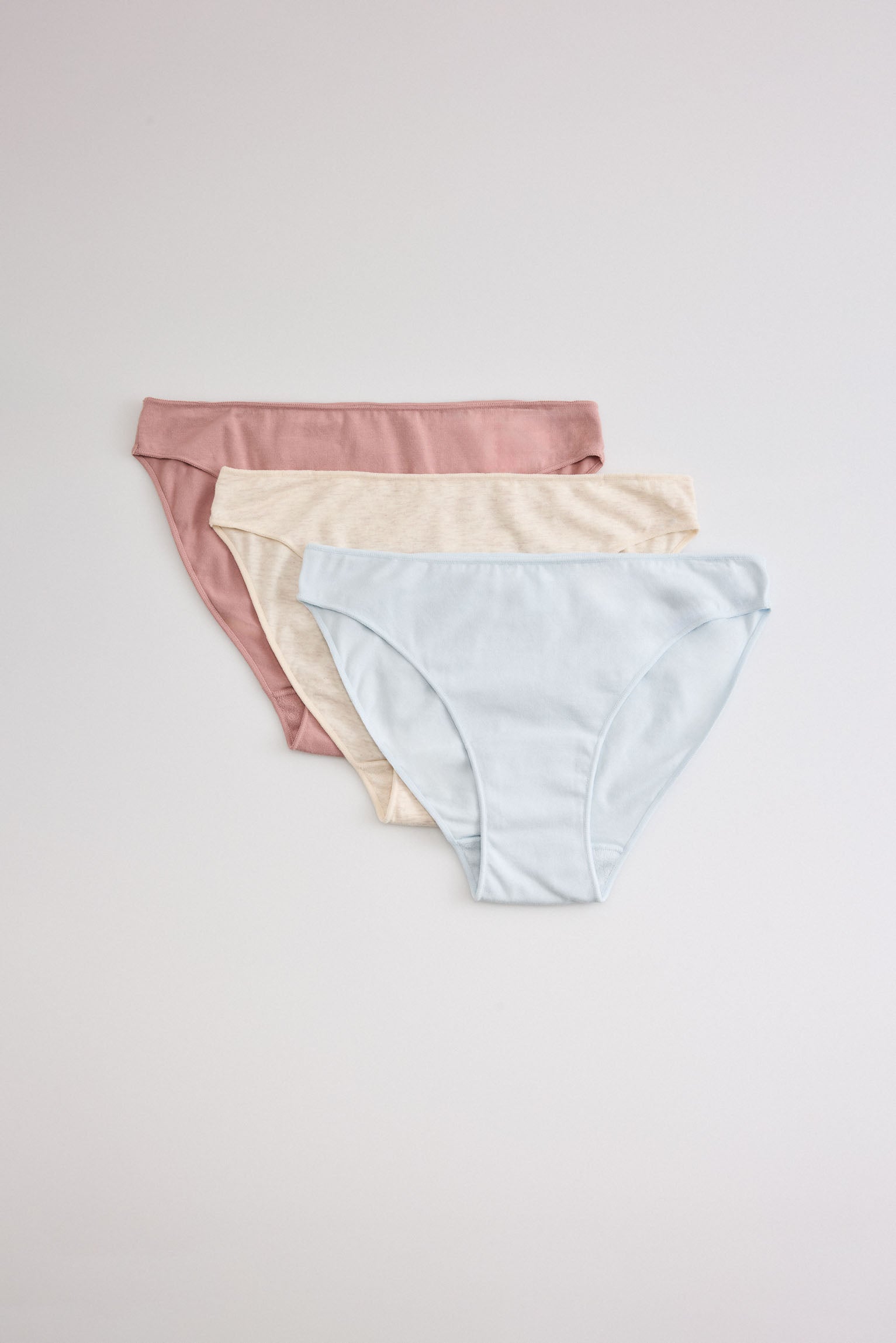 Pack of 3 basic mini panties in soft colors