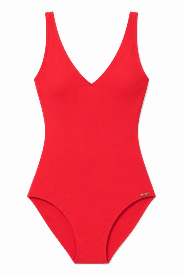 Look de verano bañador compressive rojo con pantalón blanco