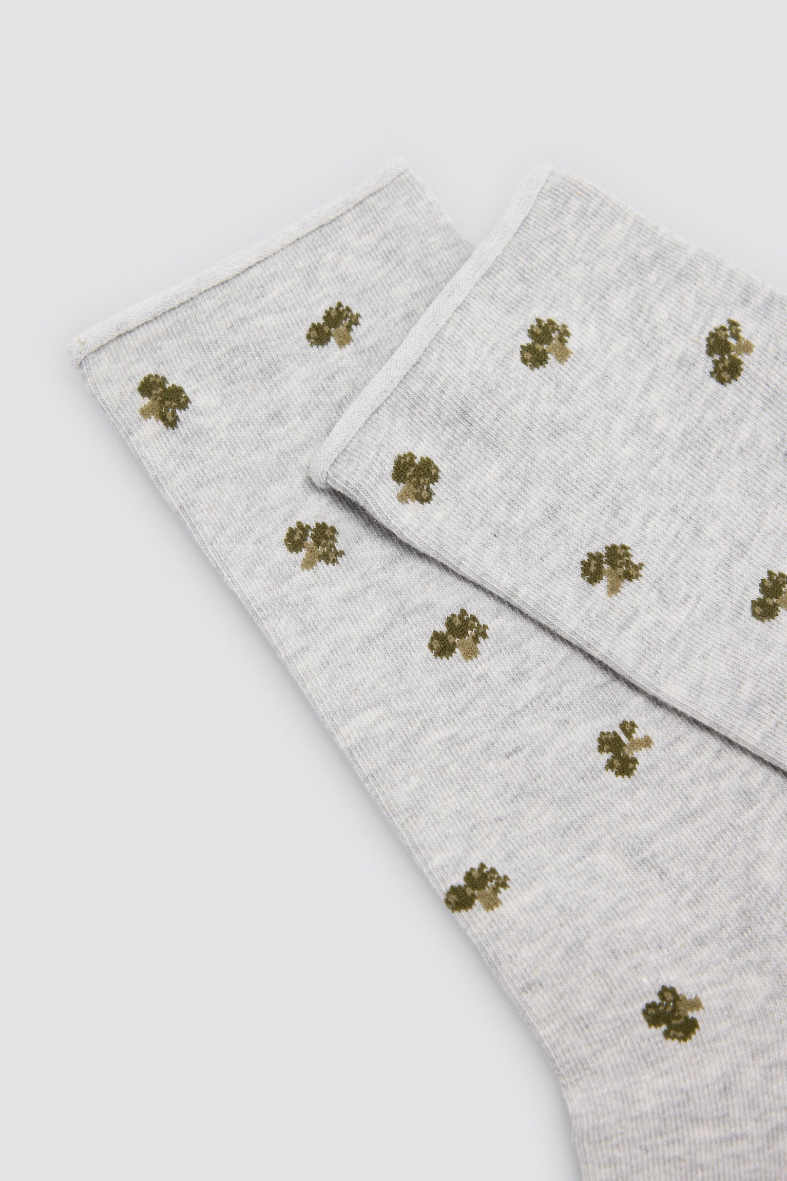 Pack of 4 cuffless socks with nature-inspired prints