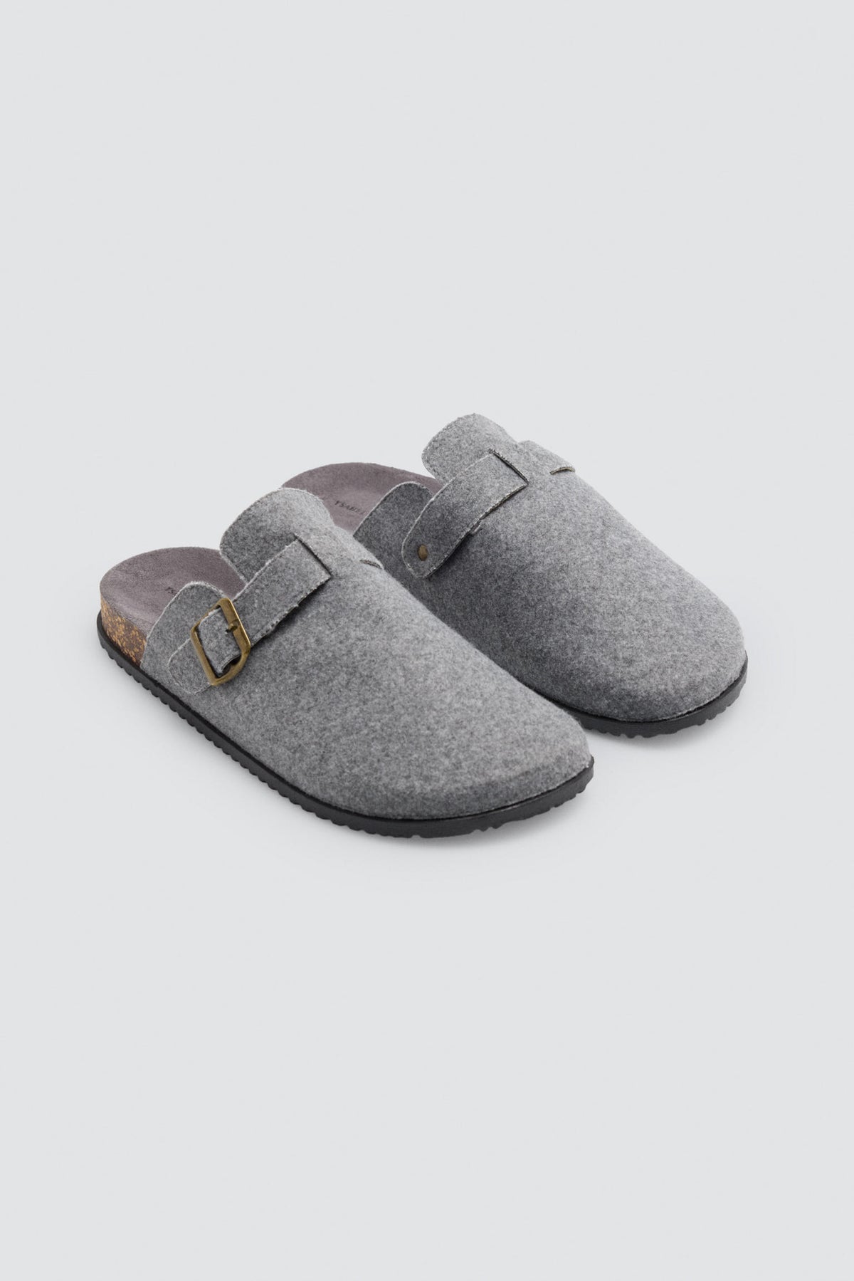 Zapatillas de casa tejido tipo fieltro con hebilla gris
