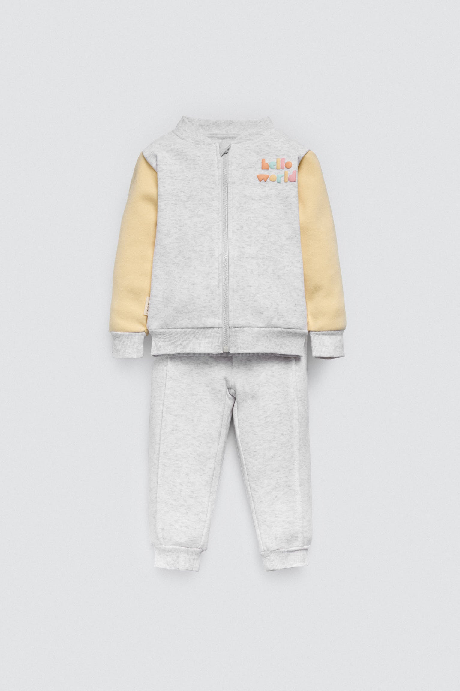 25614-1-conjunto-bebe-chaqueta-jogger-hello-world