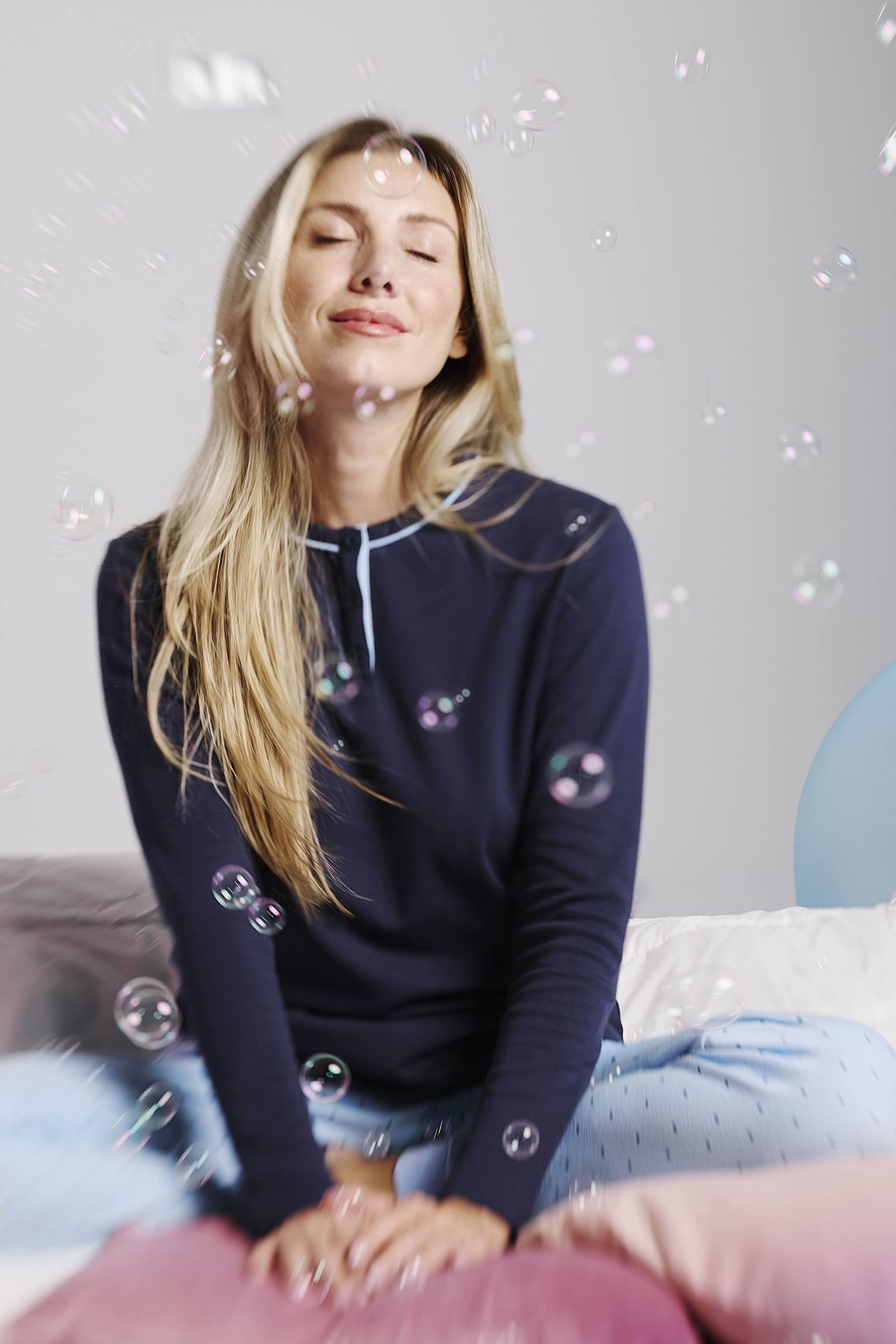 26203-pijama-largo-afelpado-mujer-estampado-lunares-azul