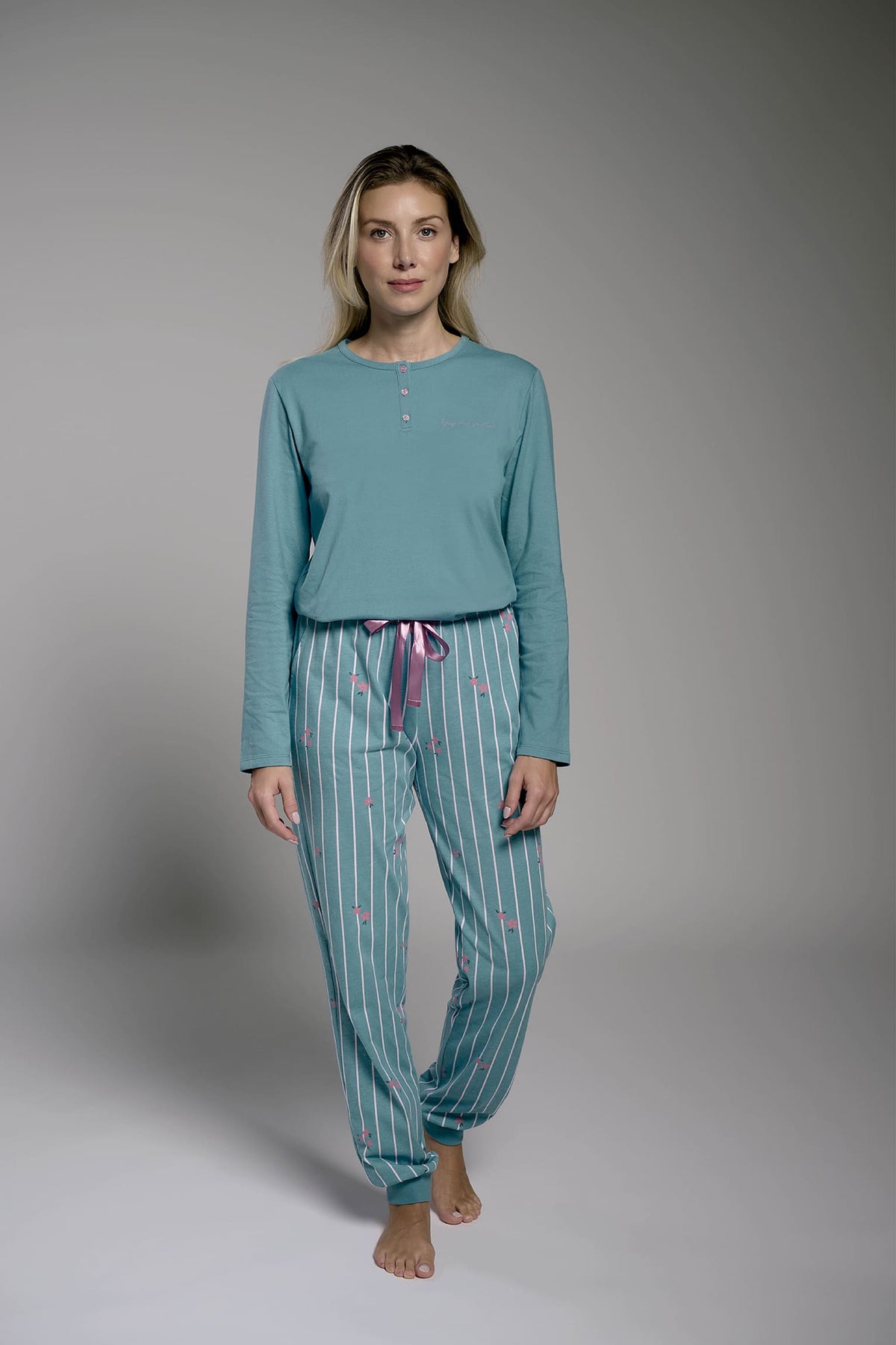 26207-pijama-largo-algodon-mujer-estampado-rayas-azul-con-detalles