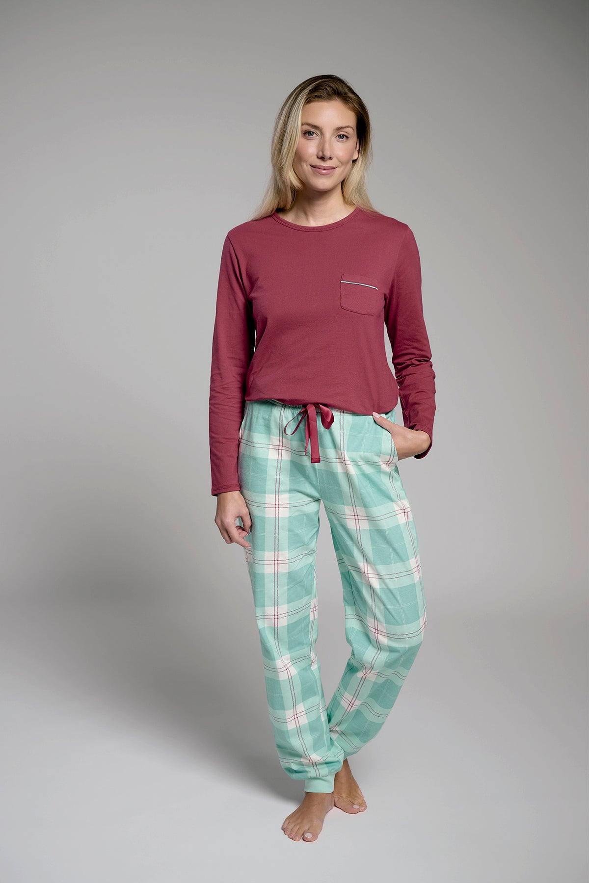 Women's long green-and-red checked cotton pyjamas
