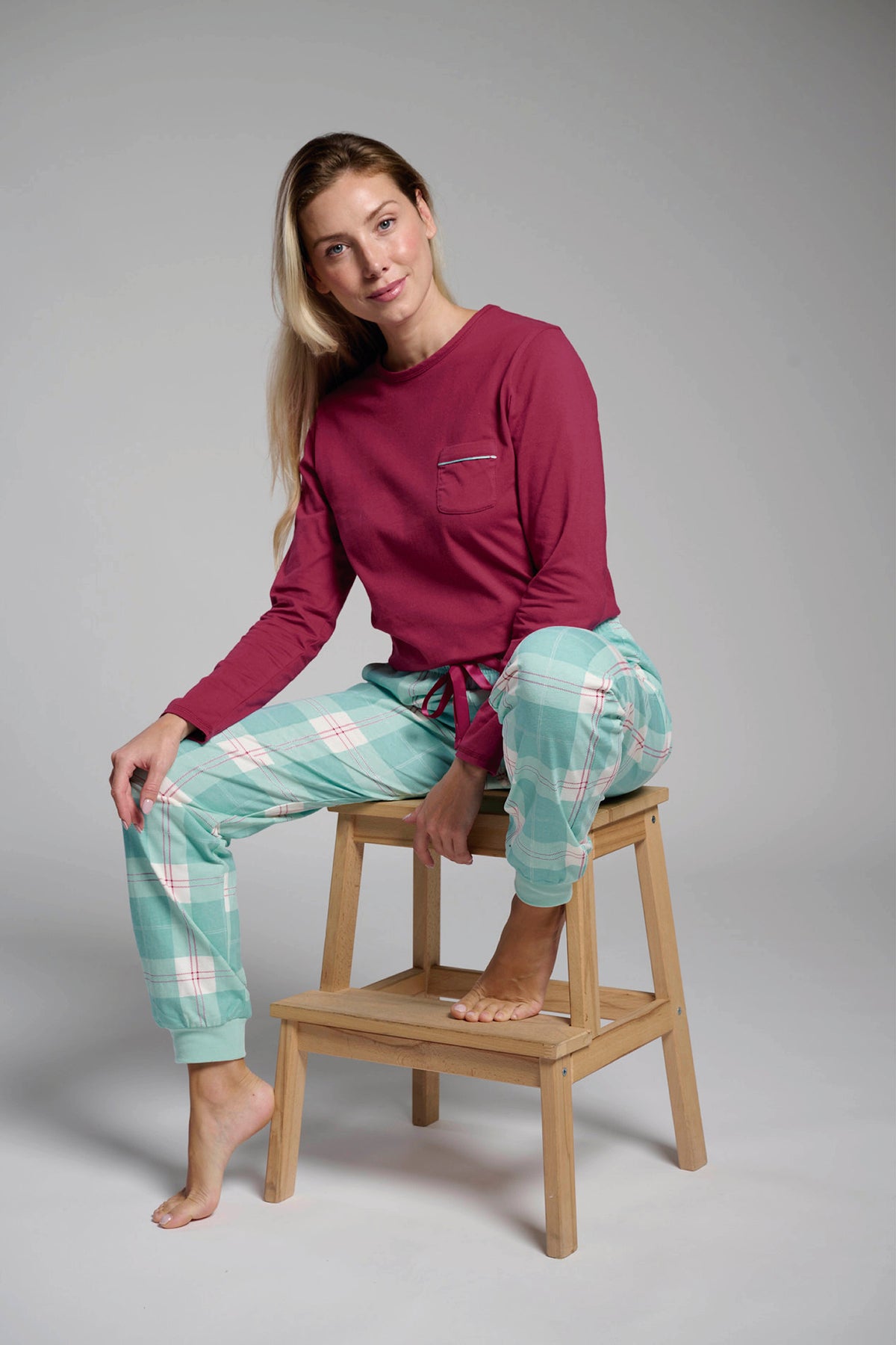 Women's long green-and-red checked cotton pyjamas