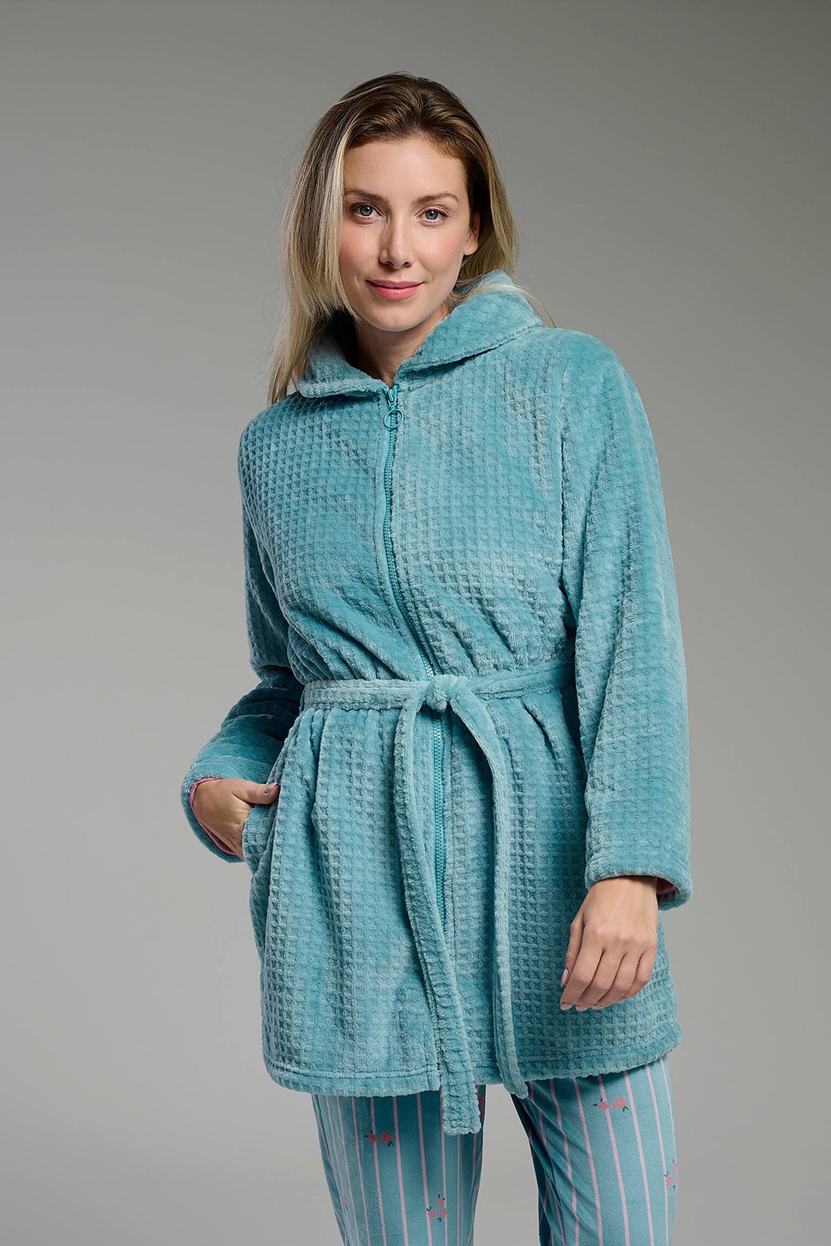 Bata corta de coralina polar para mujer con textura, cremallera y cinturón, ropa de casa cálida para otoño e invierno.