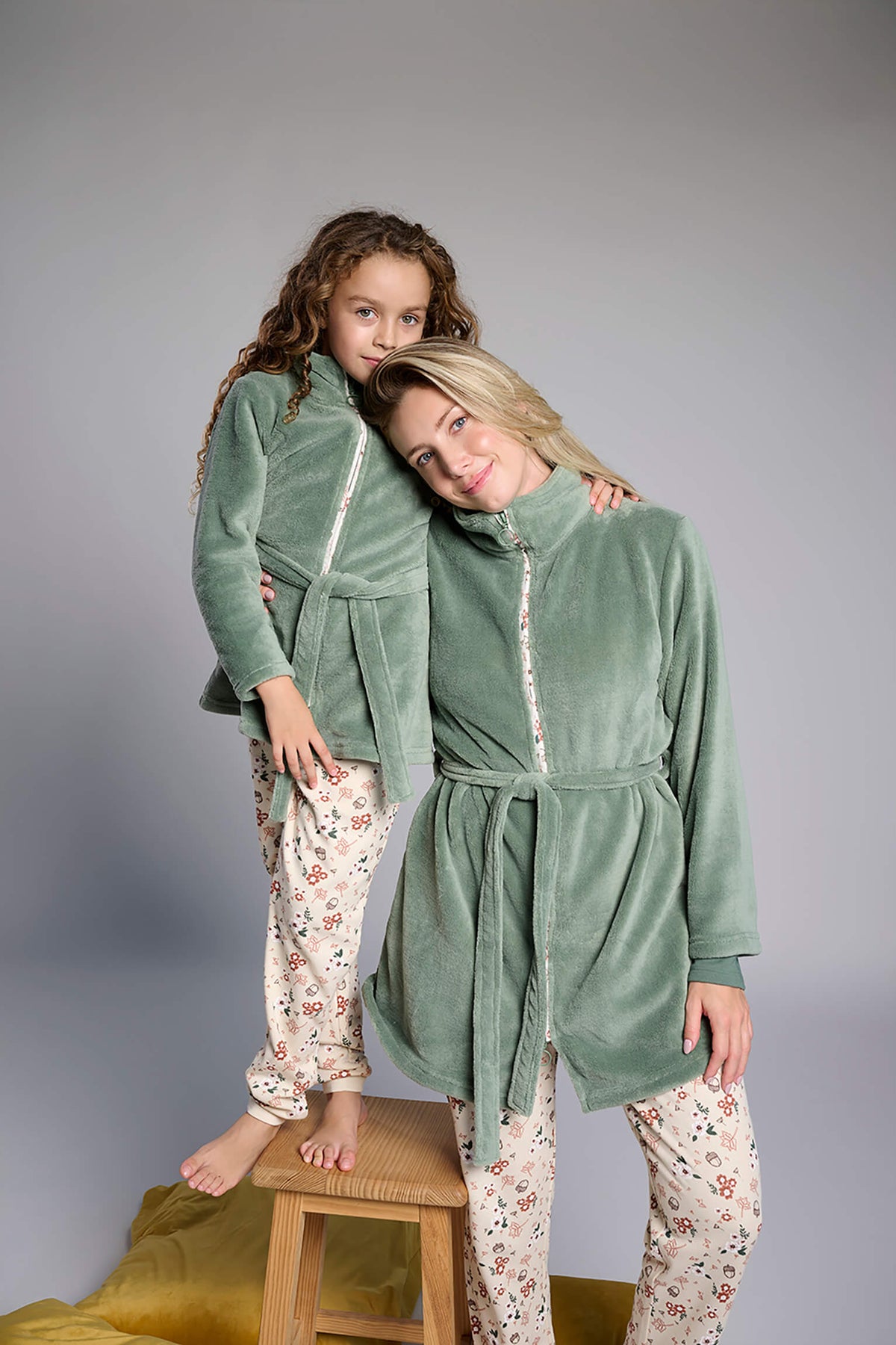 Bata corta de coralina polar verde para mujer con cremallera y cinturón, prenda de abrigo para el hogar durante el invierno.