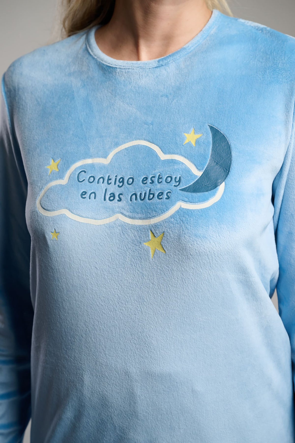 26259-pijama-largo-de-terciopelo-mujer-azul-estampado-noche