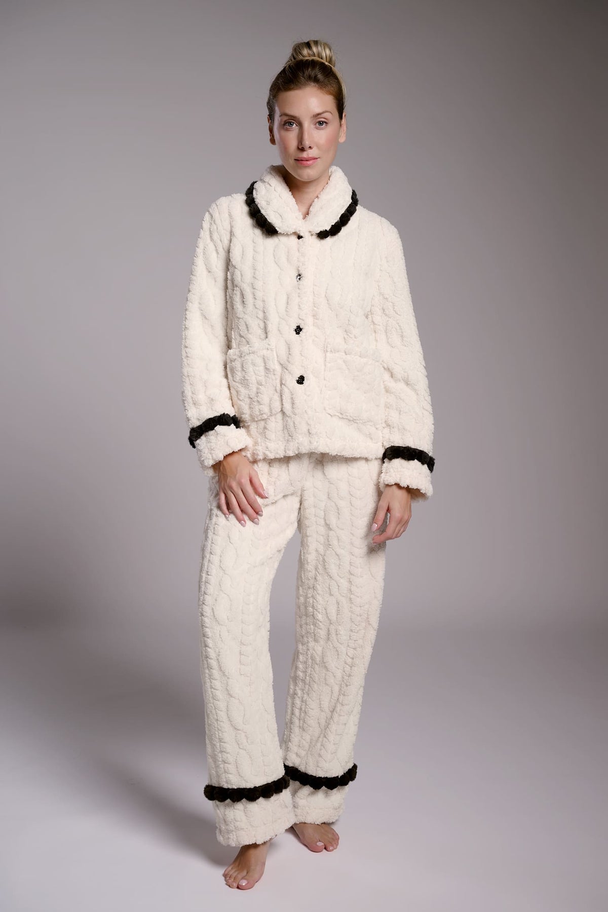 26262-pijama-largo-polar-borreguito-mujer-blanco-detalles-negro