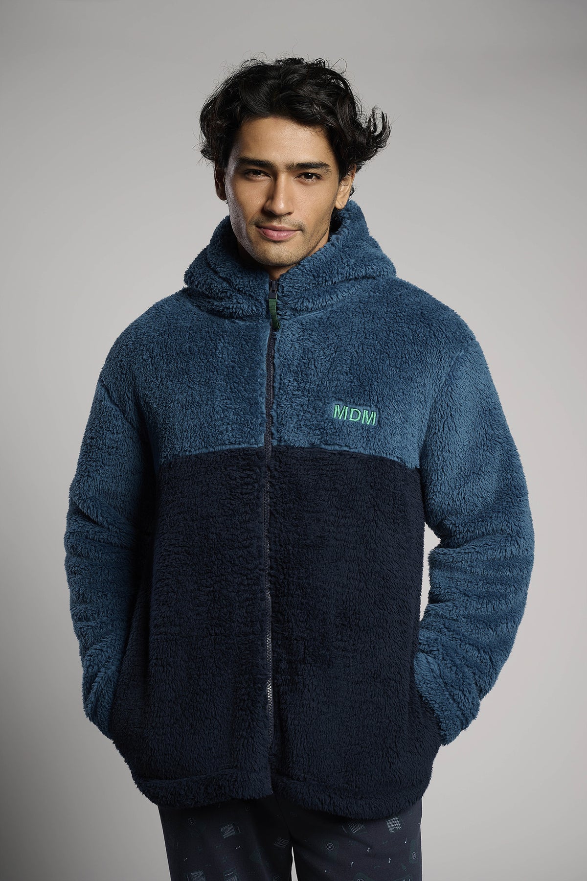 Men's short two-tone sherpa fleece hooded robe with zip fastening