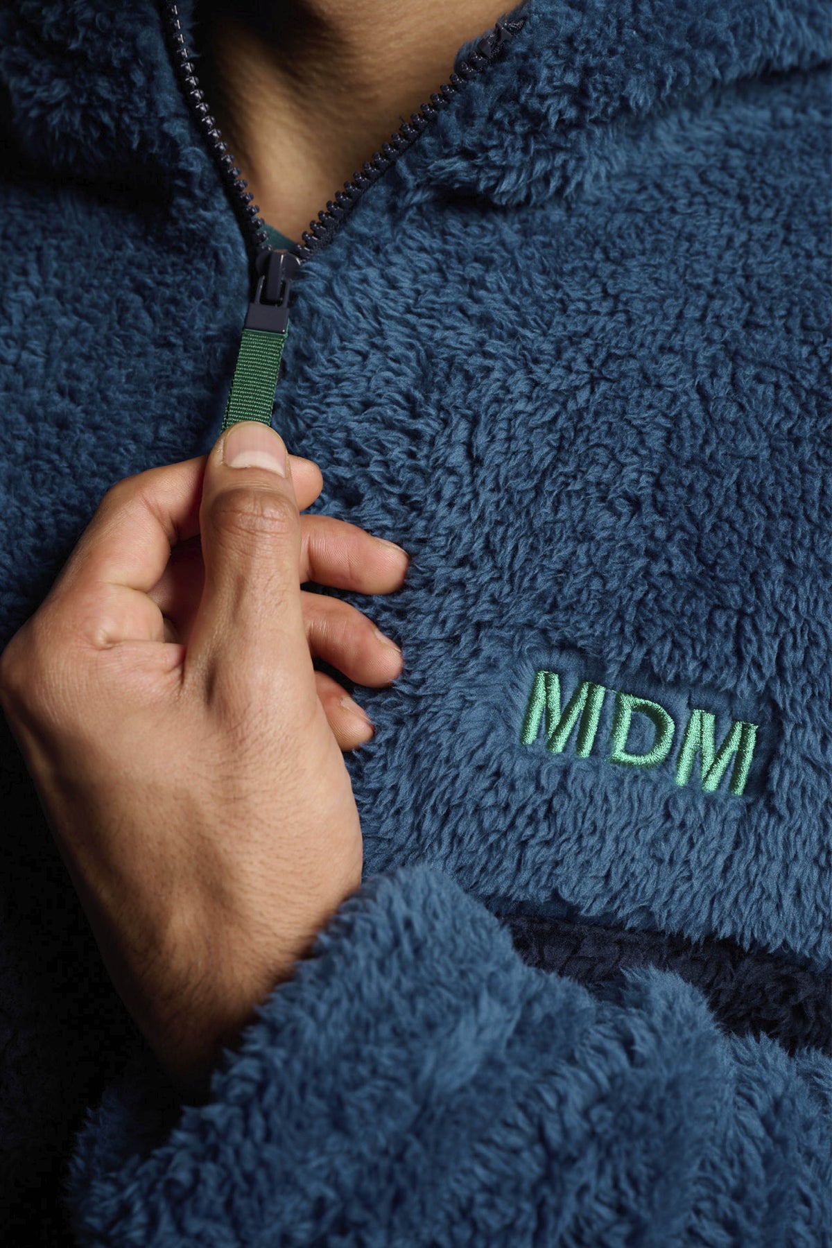 Men's short two-tone sherpa fleece hooded robe with zip fastening