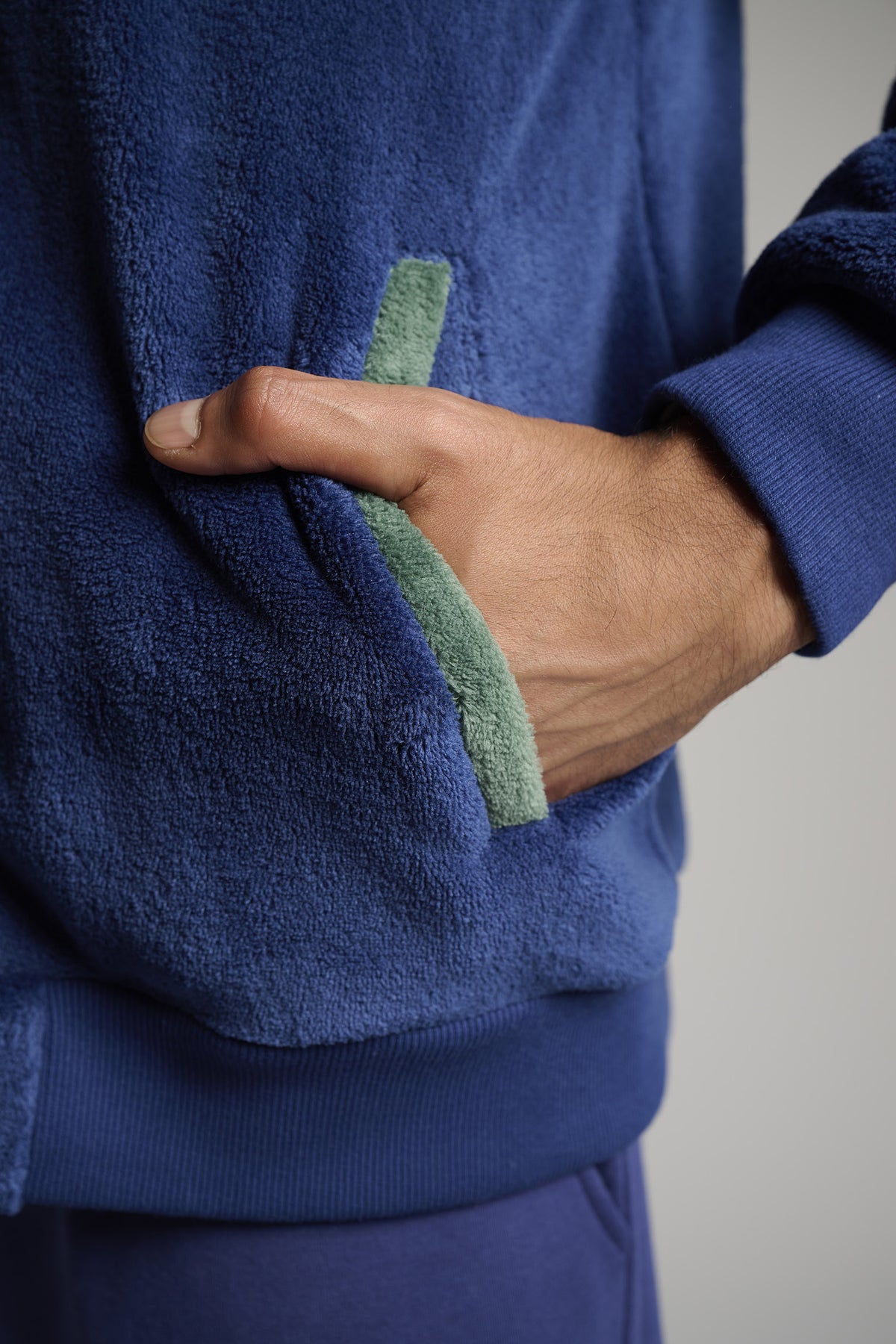 Men's short two-tone sherpa and coral fleece robe with zip fastening