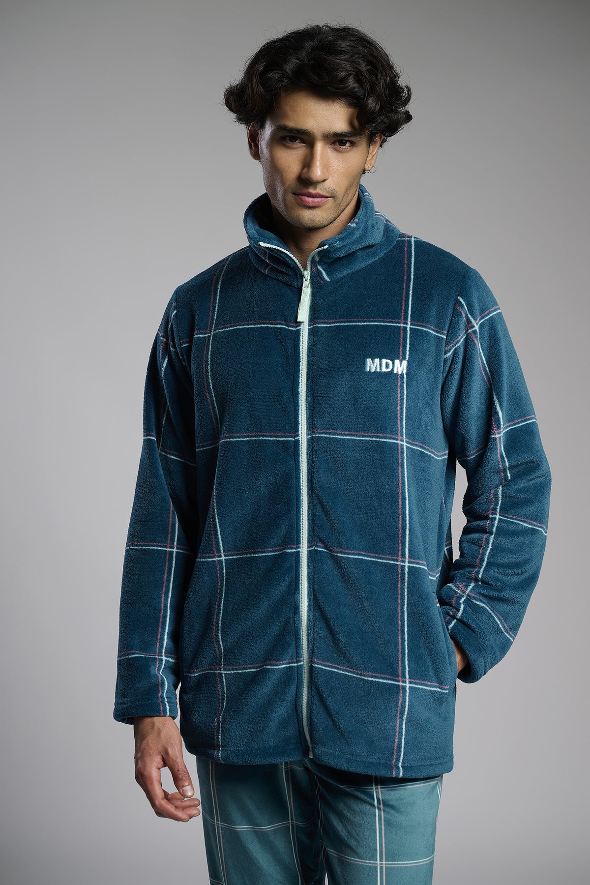 Men's short checked coral fleece robe with zip fastening
