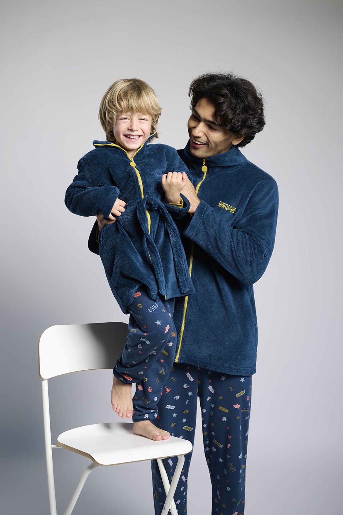 Men's short coral fleece robe with contrast zip fastening