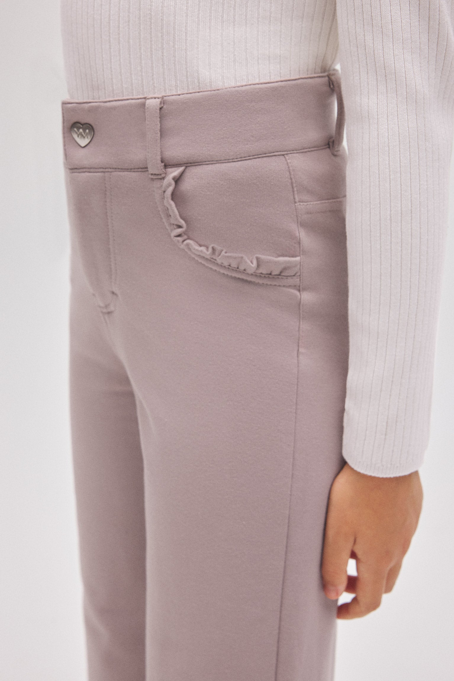 33248-5-pantalones-nina-ancho-detalle-bolsillos-gris