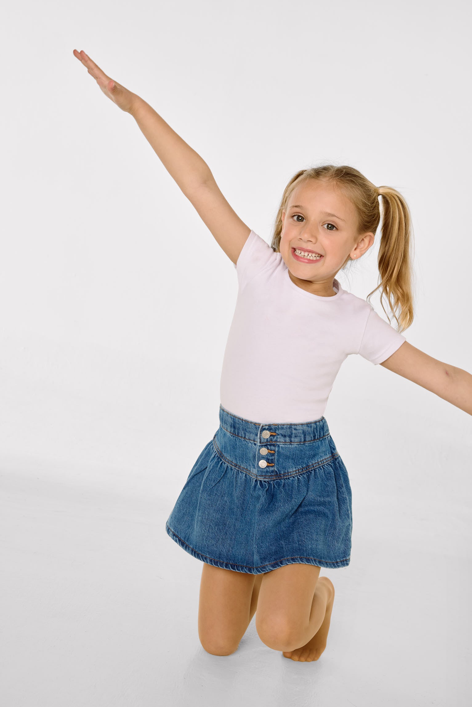 Children's run-free 15 denier beige pantyhose