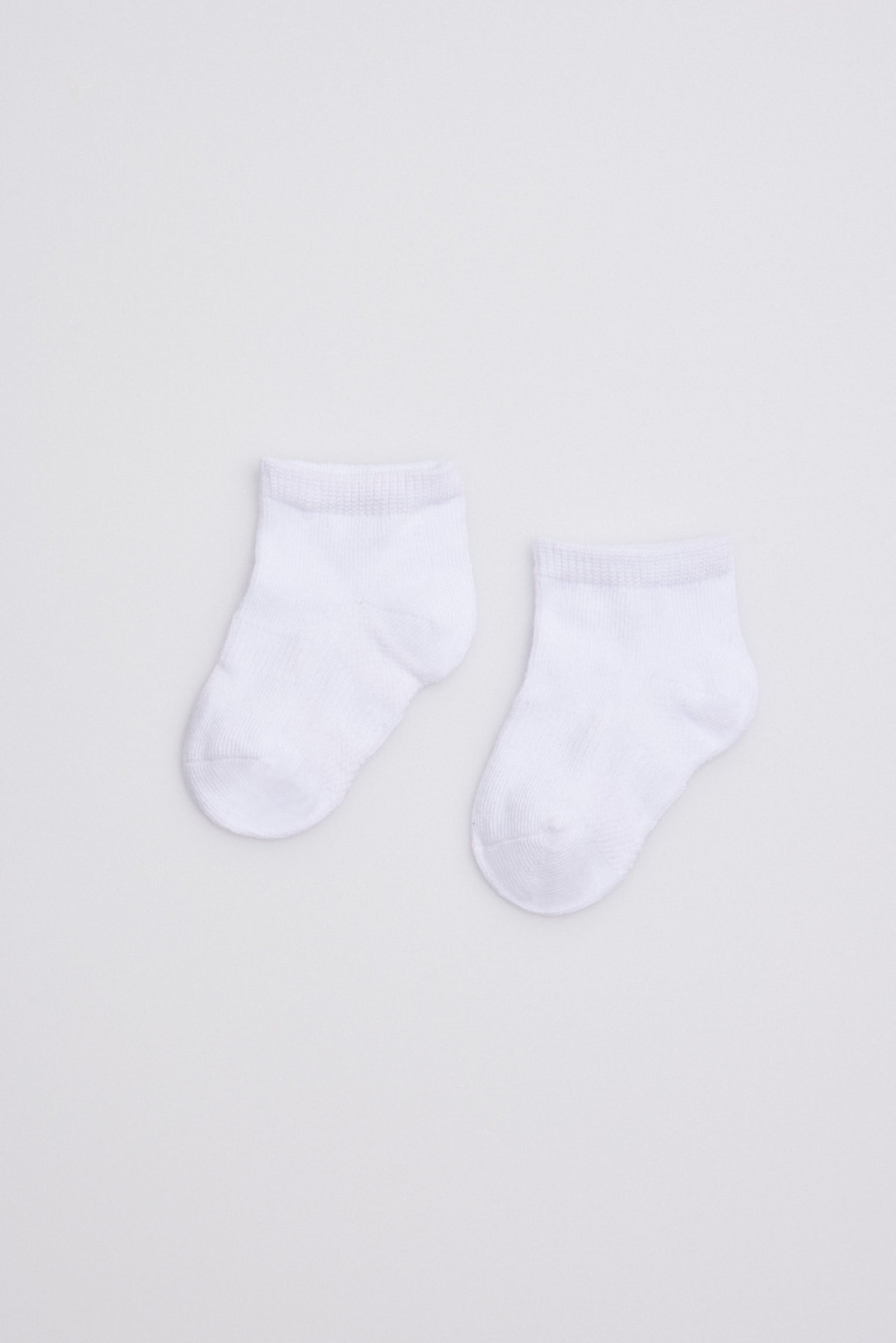 Pack of 3 white breathable basic baby socks