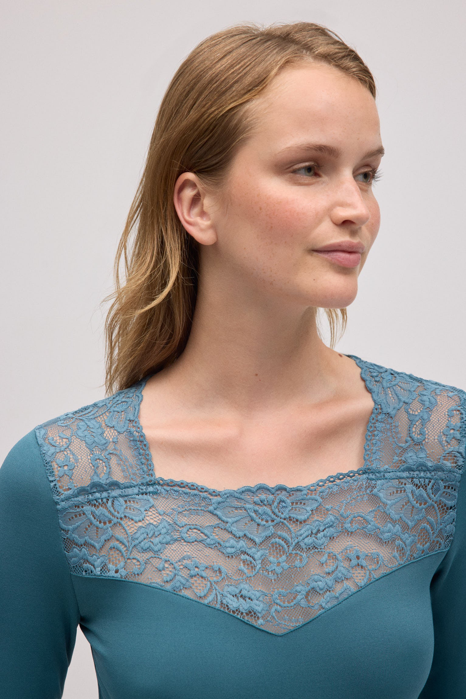 Thermal t-shirt with blue lace details