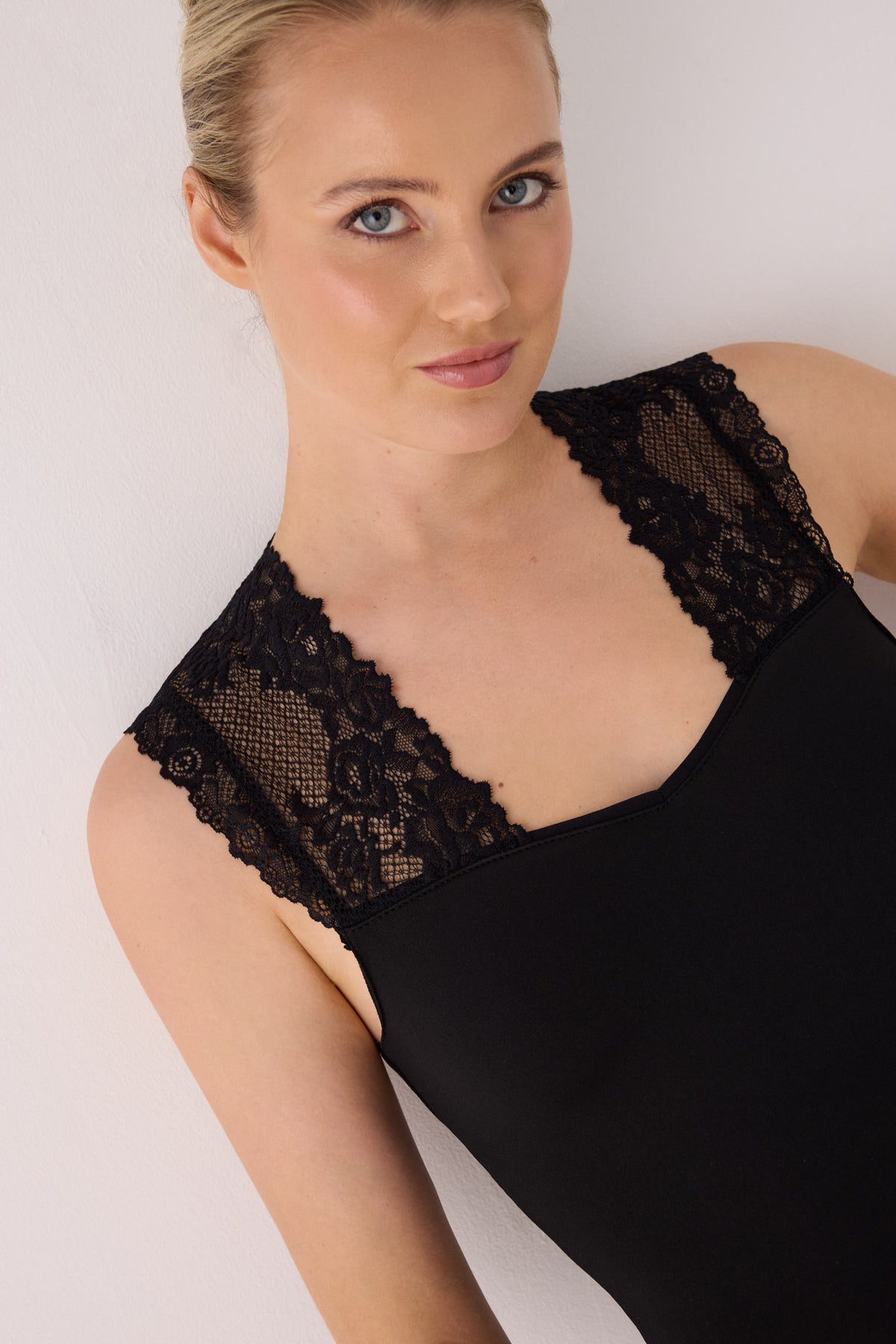 THERMAL Women's sleeveless t-shirt with black lace