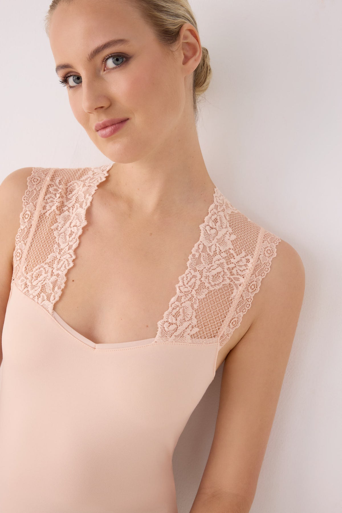 THERMAL Women's sleeveless T-shirt with beige lace