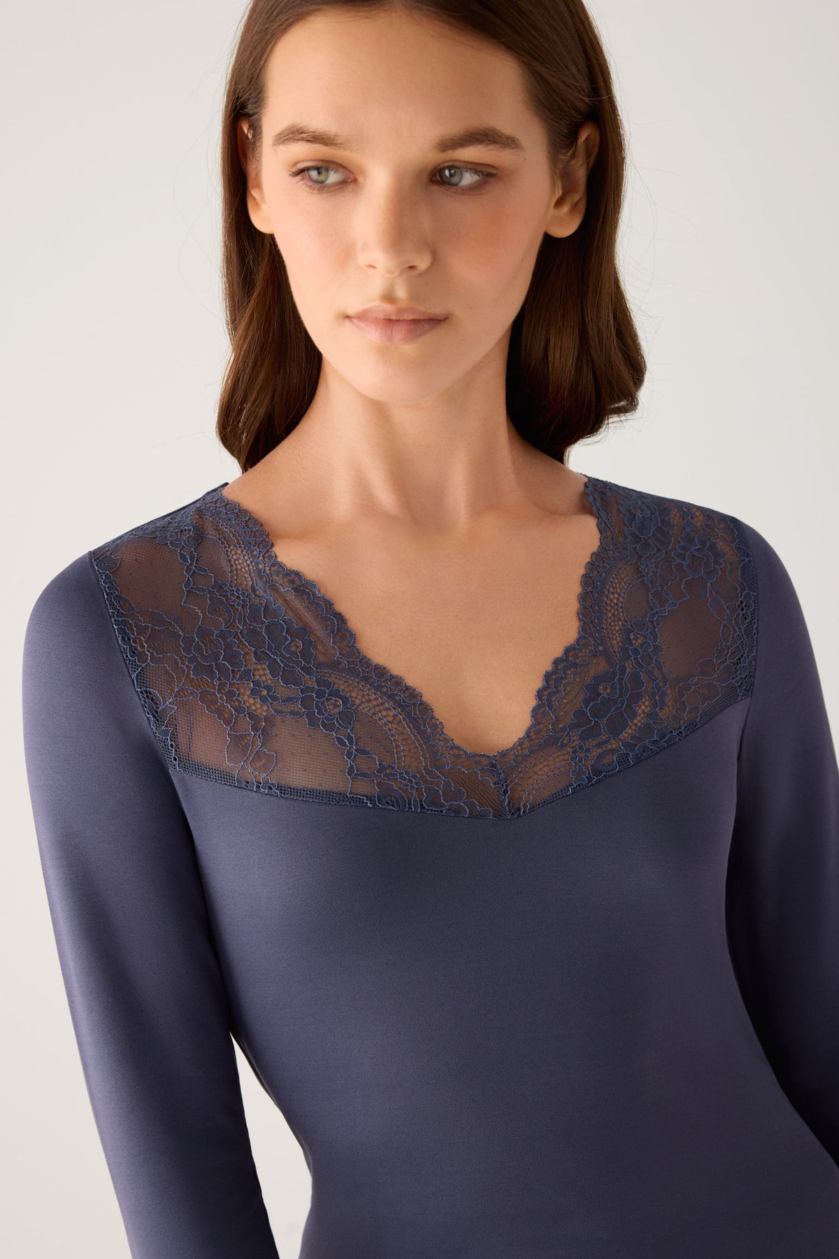 THERMAL Women's long-sleeved V-neck T-shirt with navy lace
