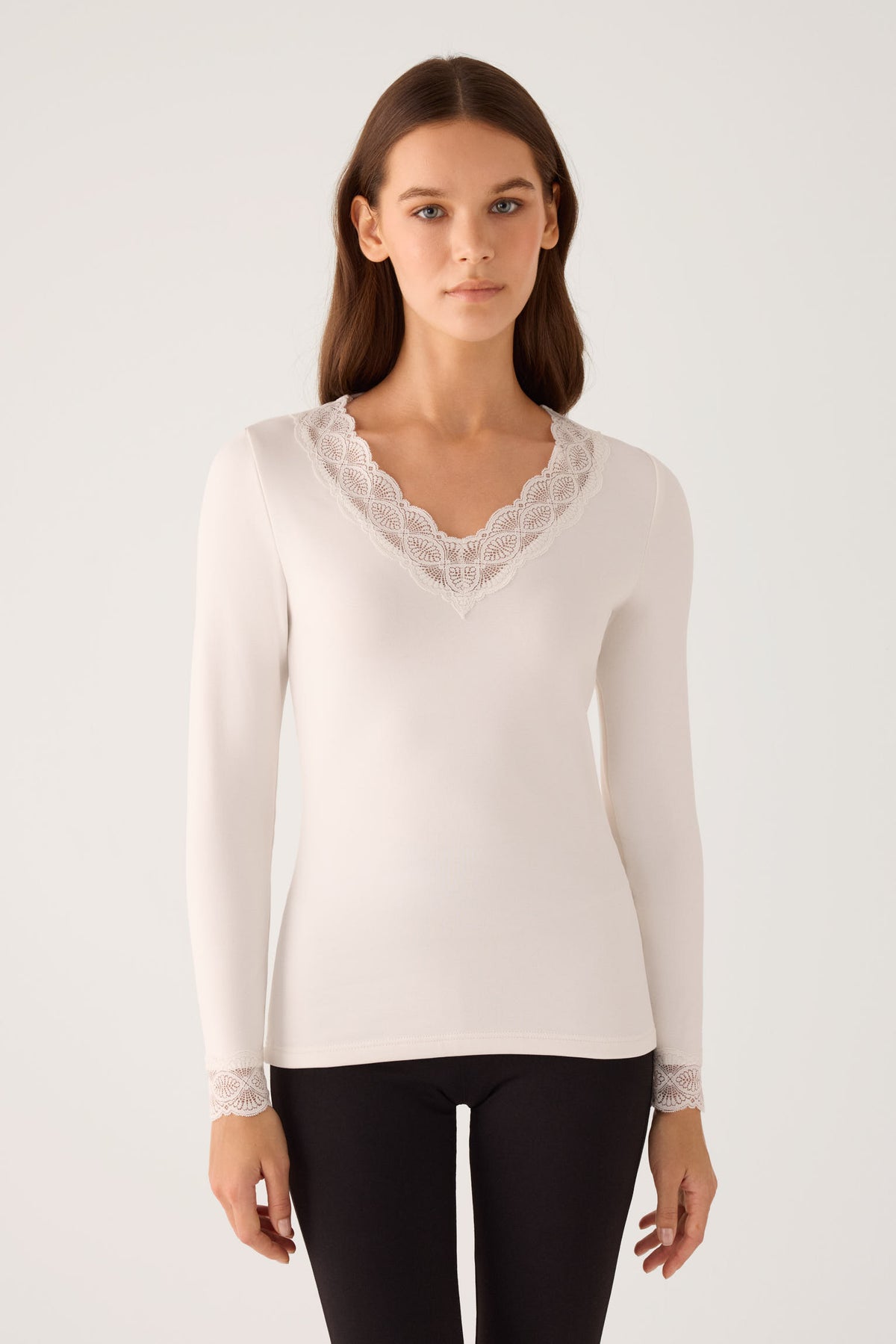 THERMAL Women's long-sleeved t-shirt with lace at the neckline and cuffs, ivory