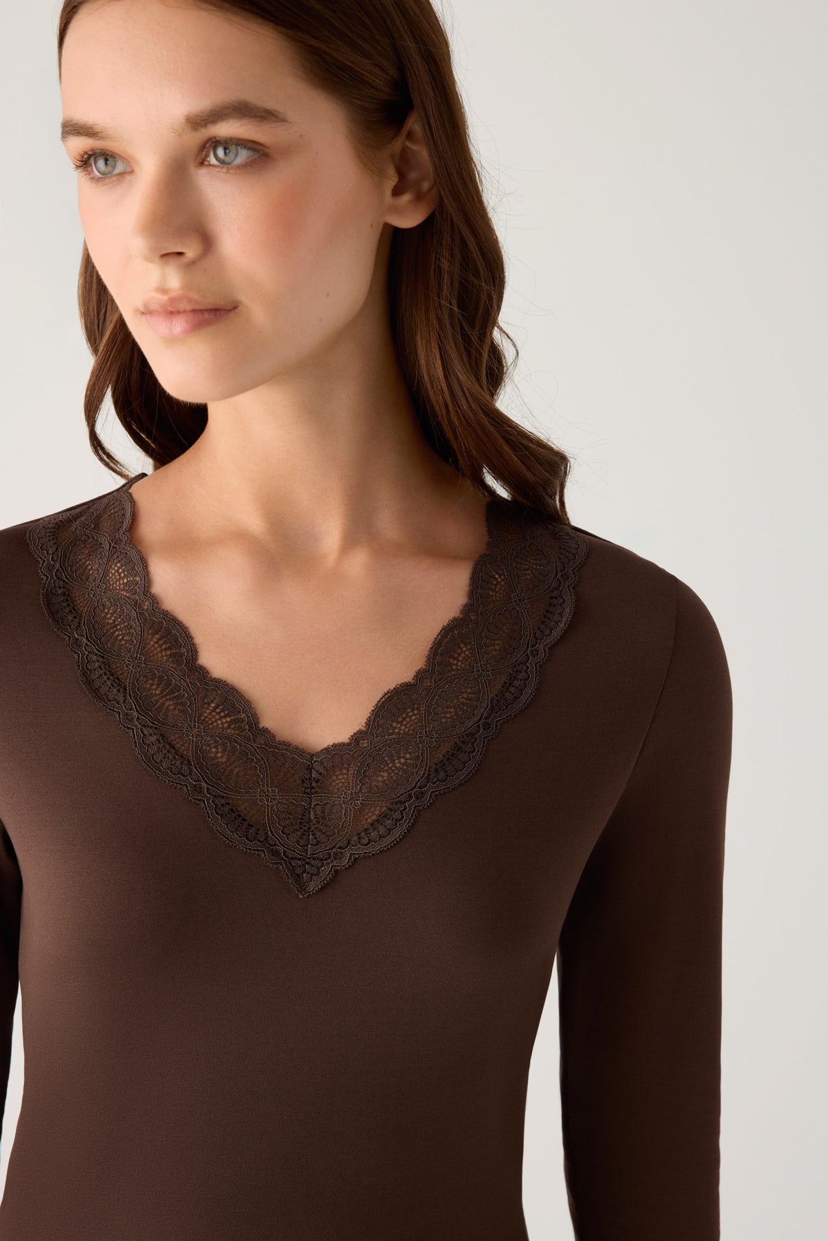 THERMAL Women's long-sleeved T-shirt with lace detailing at the neckline and cuffs, brown