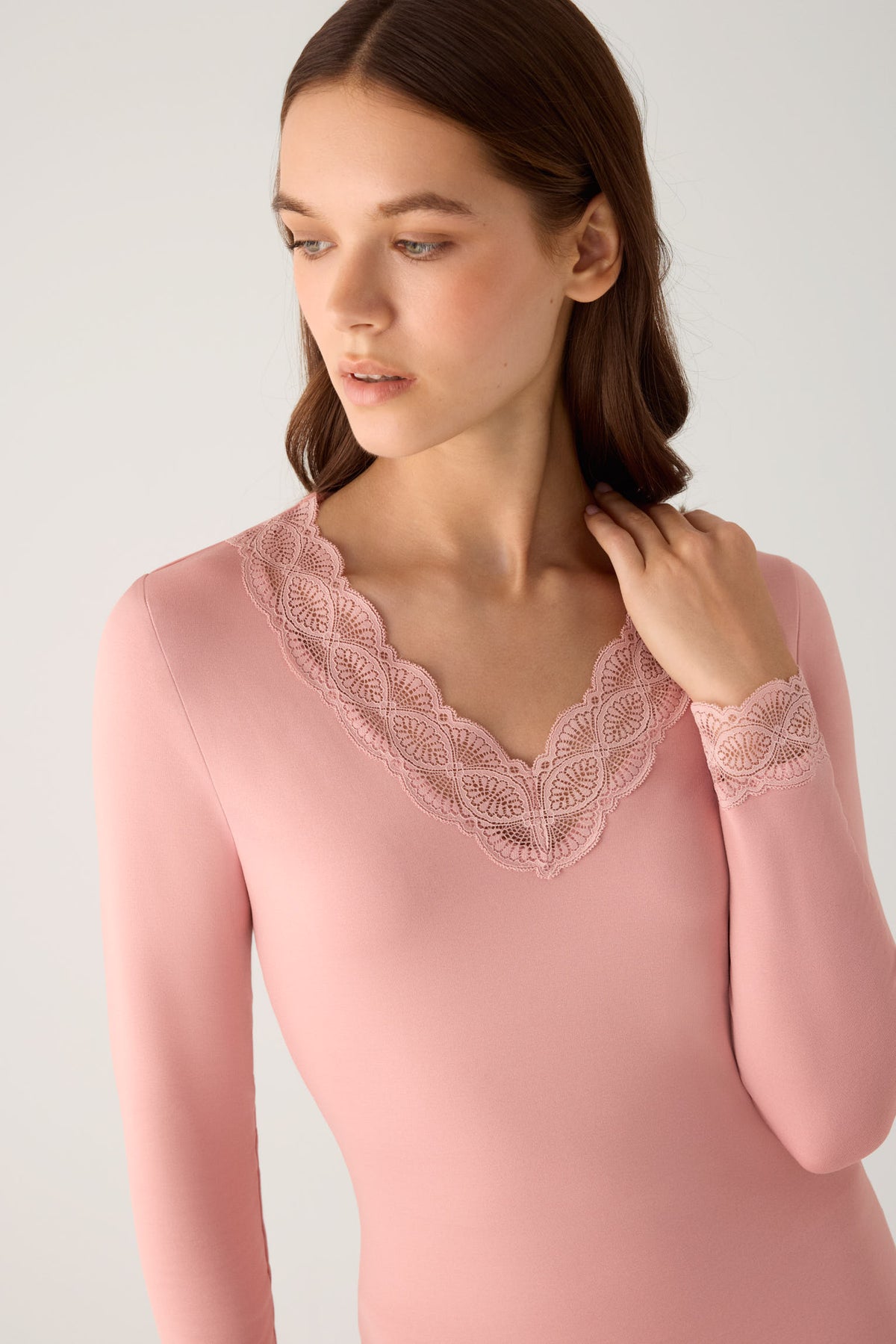 THERMAL Women's long-sleeved T-shirt with lace detailing at the neckline and cuffs, pink