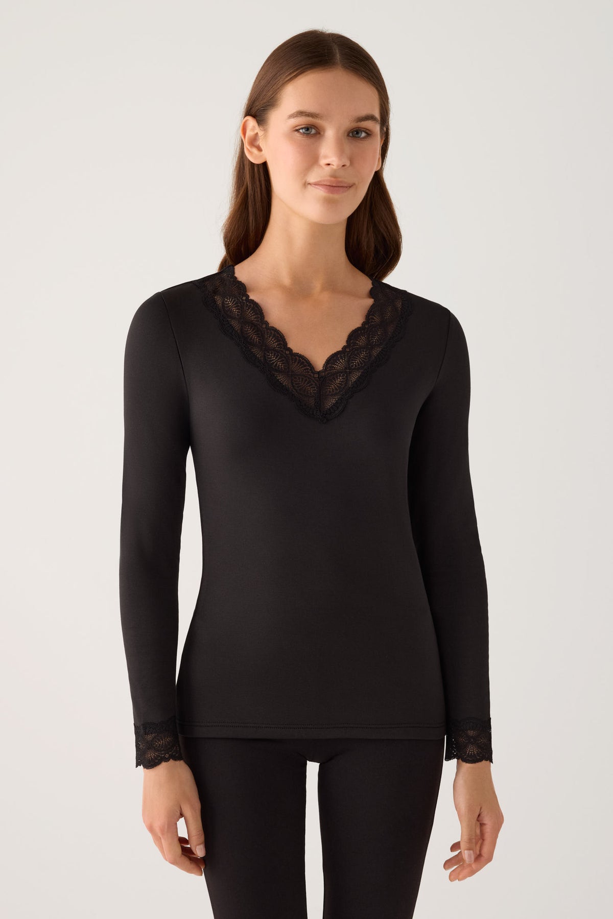 THERMAL Women's long-sleeved T-shirt with lace neckline and cuffs, black