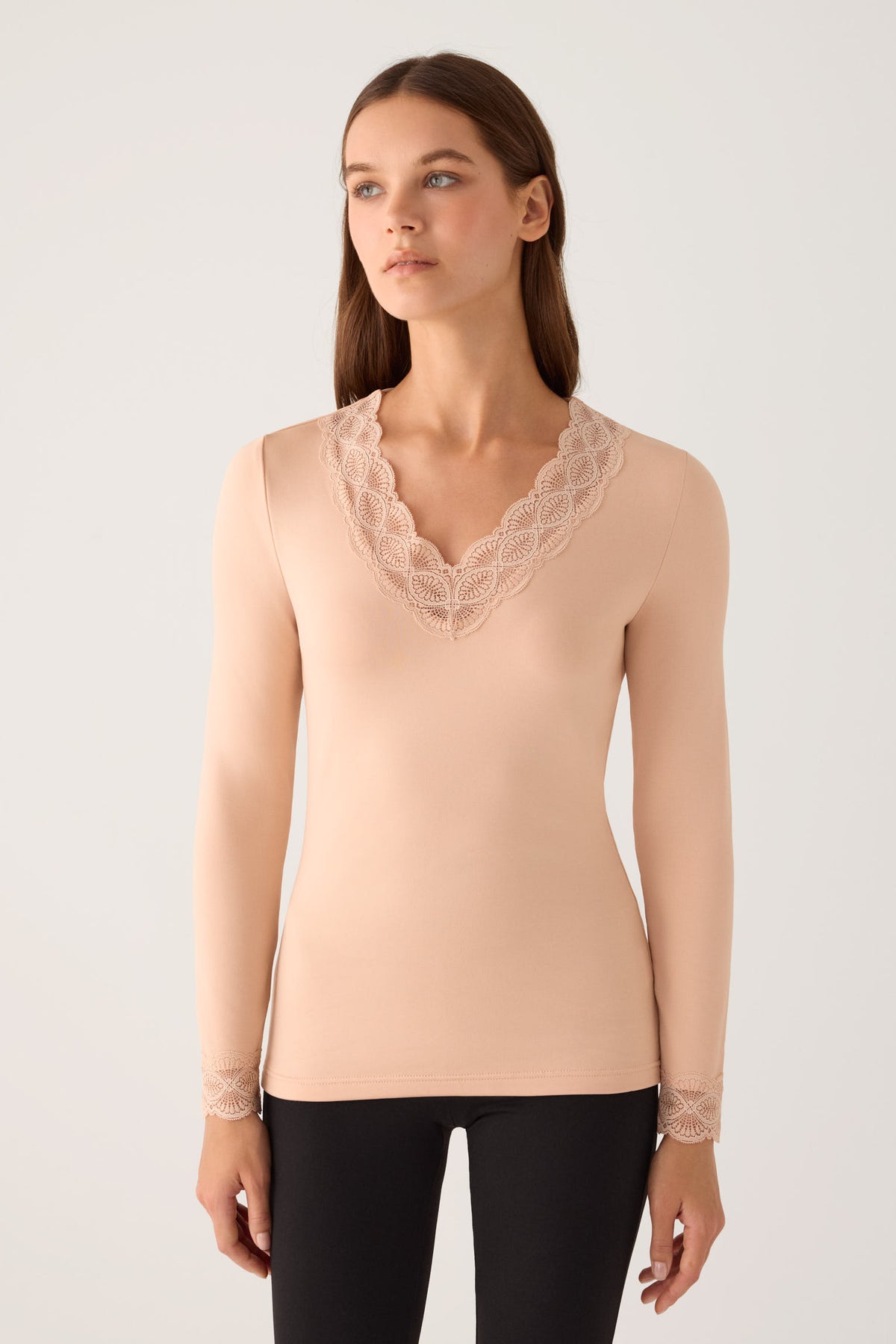 THERMAL Women's long-sleeved T-shirt with lace detailing at the neckline and cuffs in nude